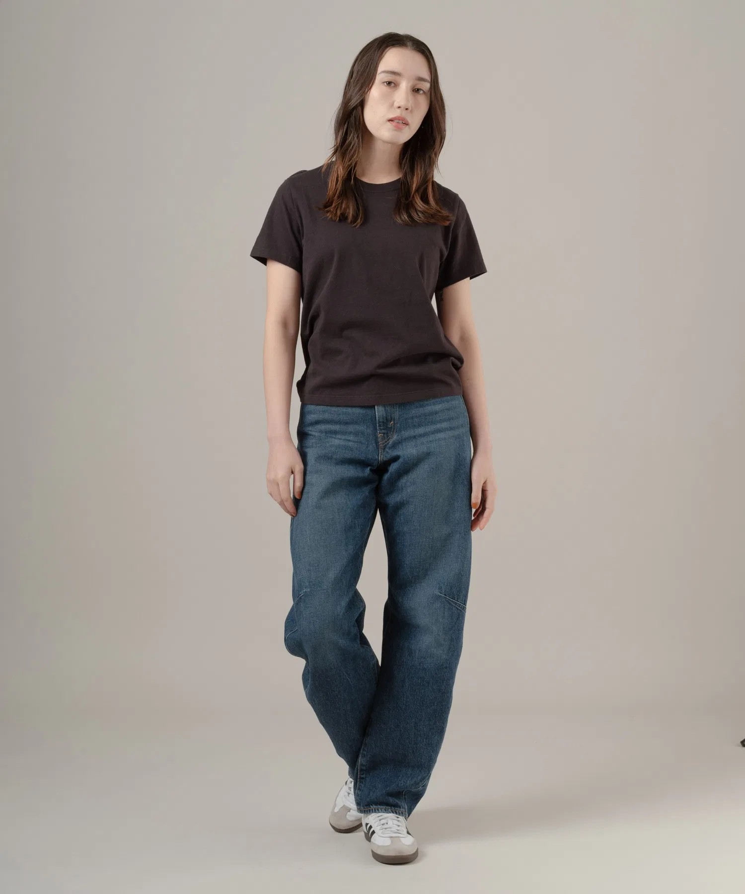 Женская футболка Levi's с круглым вырезом чёрная — фото 4