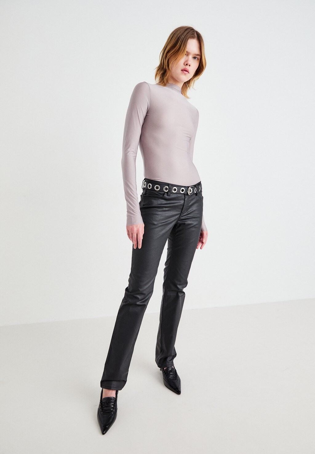

Брюки LANA COATED TROUSERS Weekday, черный