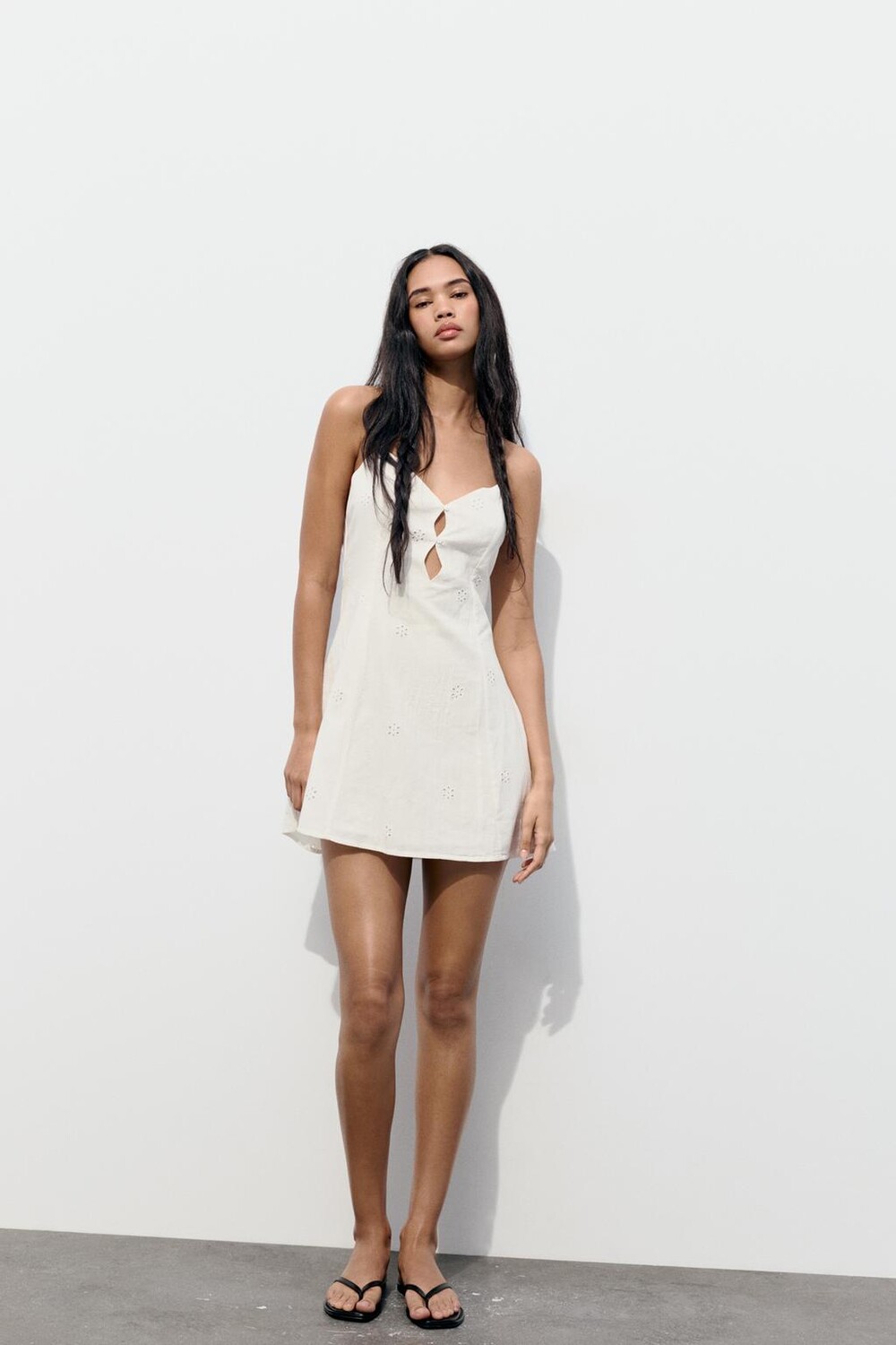 

Короткое платье с вышивкой ZARA, жемчужно-белый