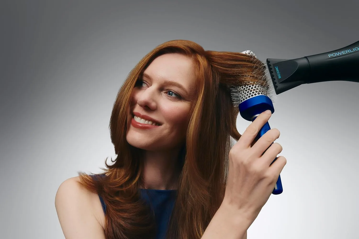 Круглая щетка Bio Ionic BlueWave, наноионная щетка для кондиционирования волос с гофрированными щетинками для натяжения, мягкая на ощупь удобная ручка - профессиональная щетка для укладки. 2,5 см (маленький), Blue — фото 2