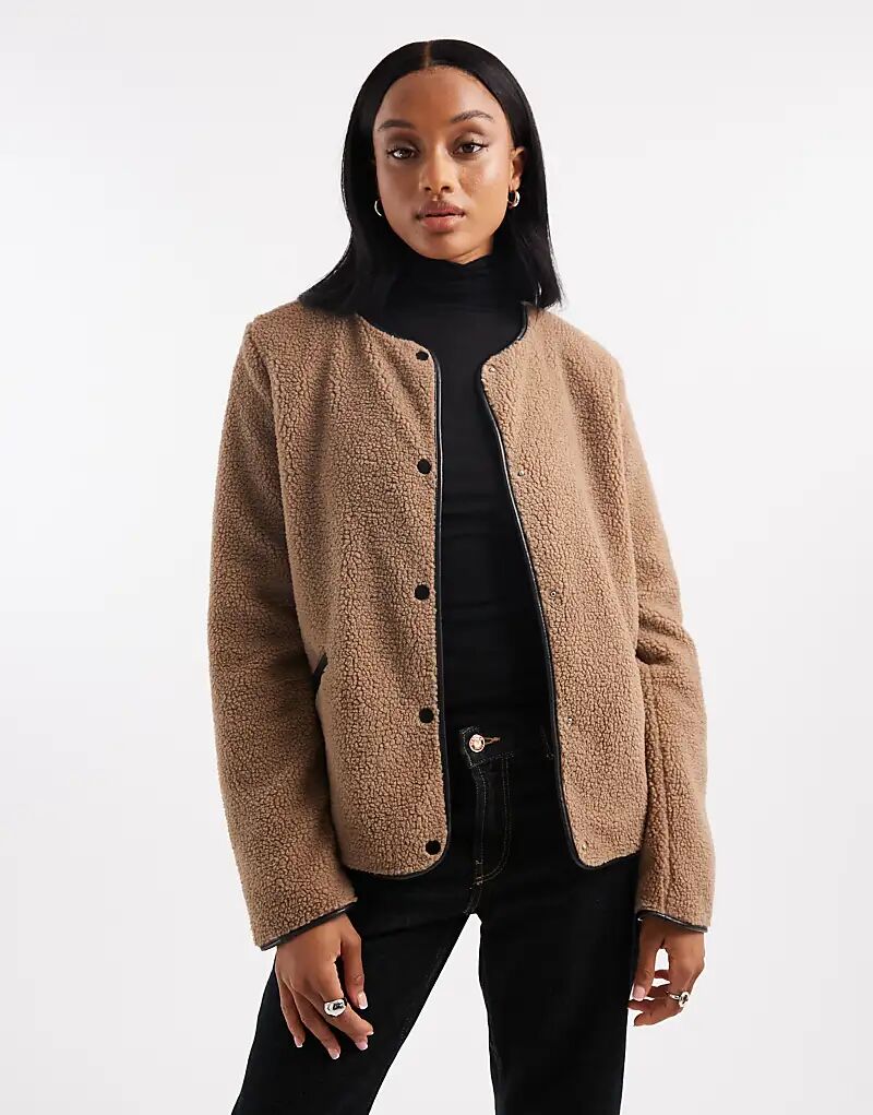 

Легкая контрастная куртка-тедди Vero Moda Tall бежевого цвета