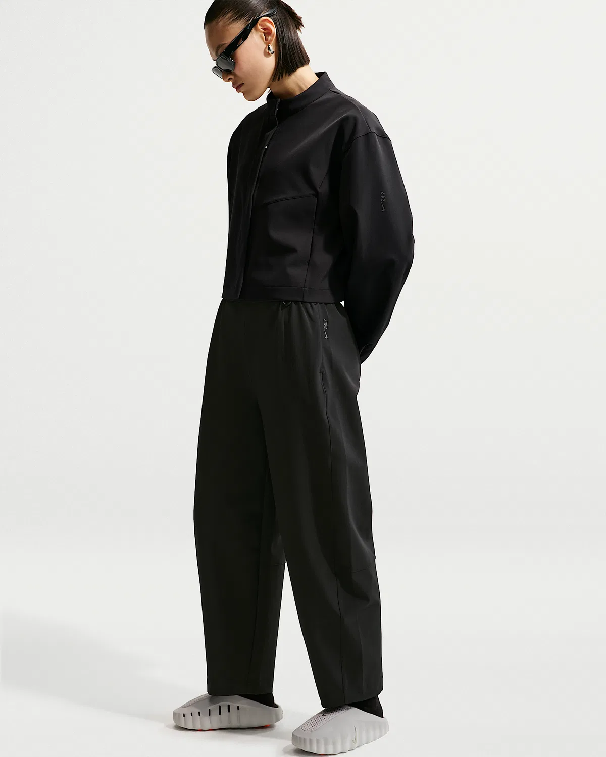 Женские штаны Nike 24.7 PerfectStretch Dri-FIT с высокой посадкой, свободного кроя, Black/Dark Smoke Grey — фото 4