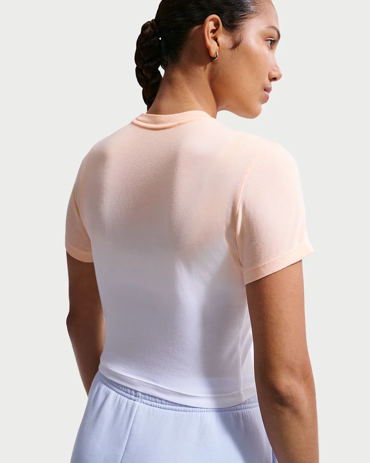 Женская укороченная футболка Nike Sportswear Chill Knit Slim, Ice Peach/White — фото 2