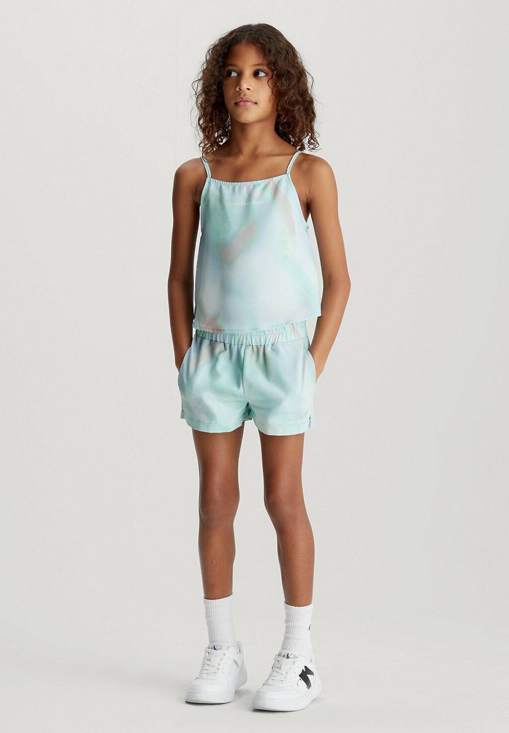 

Вверху Calvin Klein Jeans, спокойствие, ауп