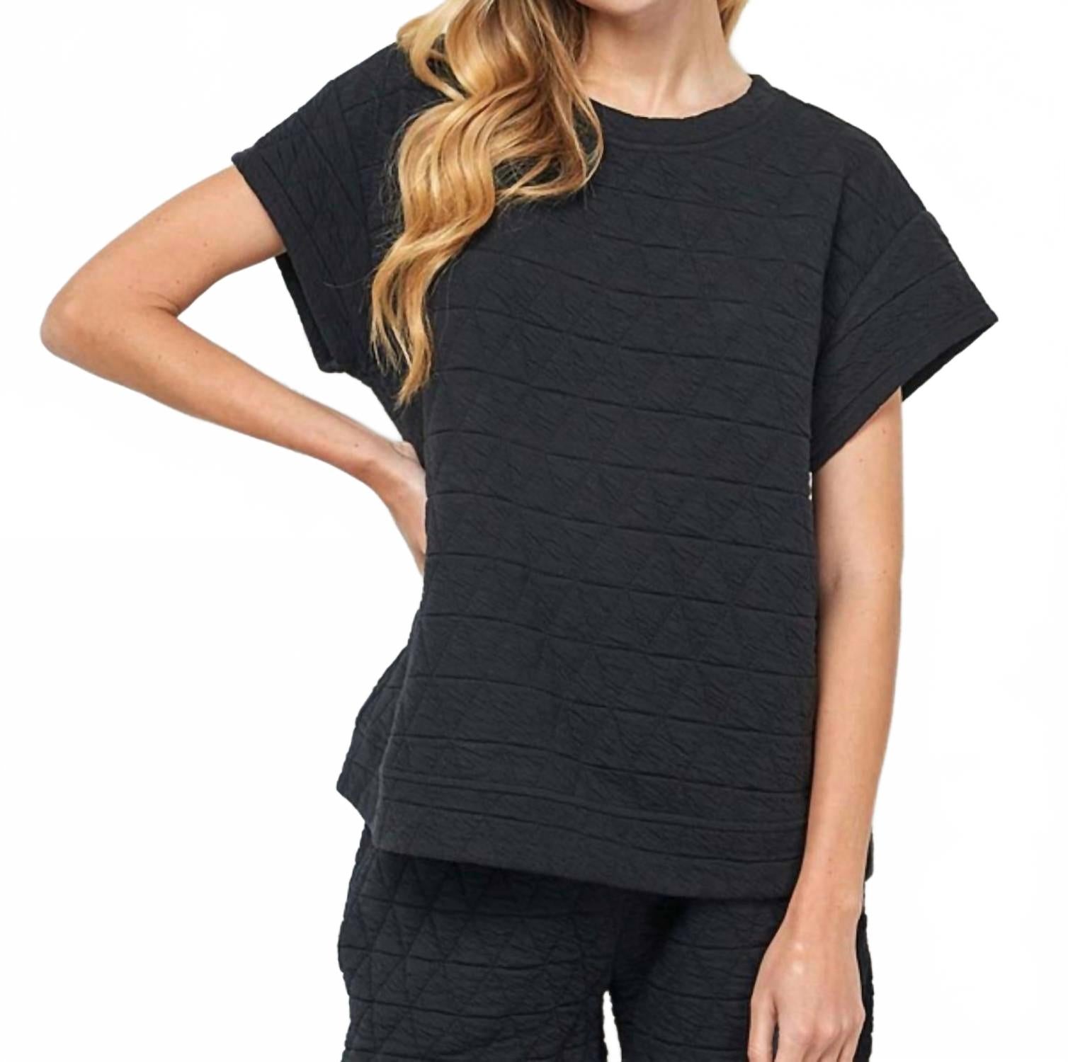 

Короткий топ с простежкой в черном цвете SEE AND BE SEEN