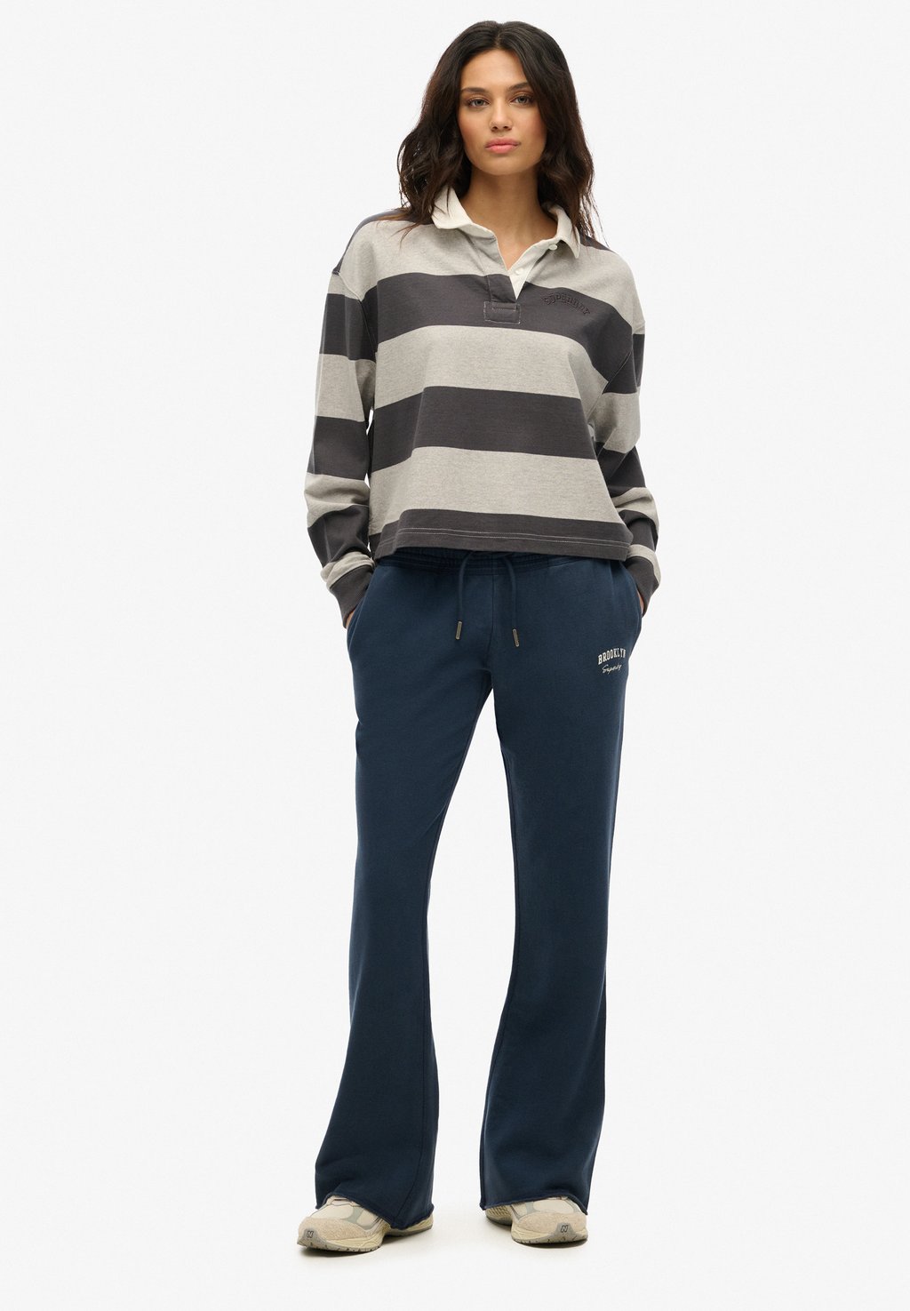 

Спортивные брюки ATHLETIC ESSENTIALS RISE FLARE JOGGERS Superdry, синий
