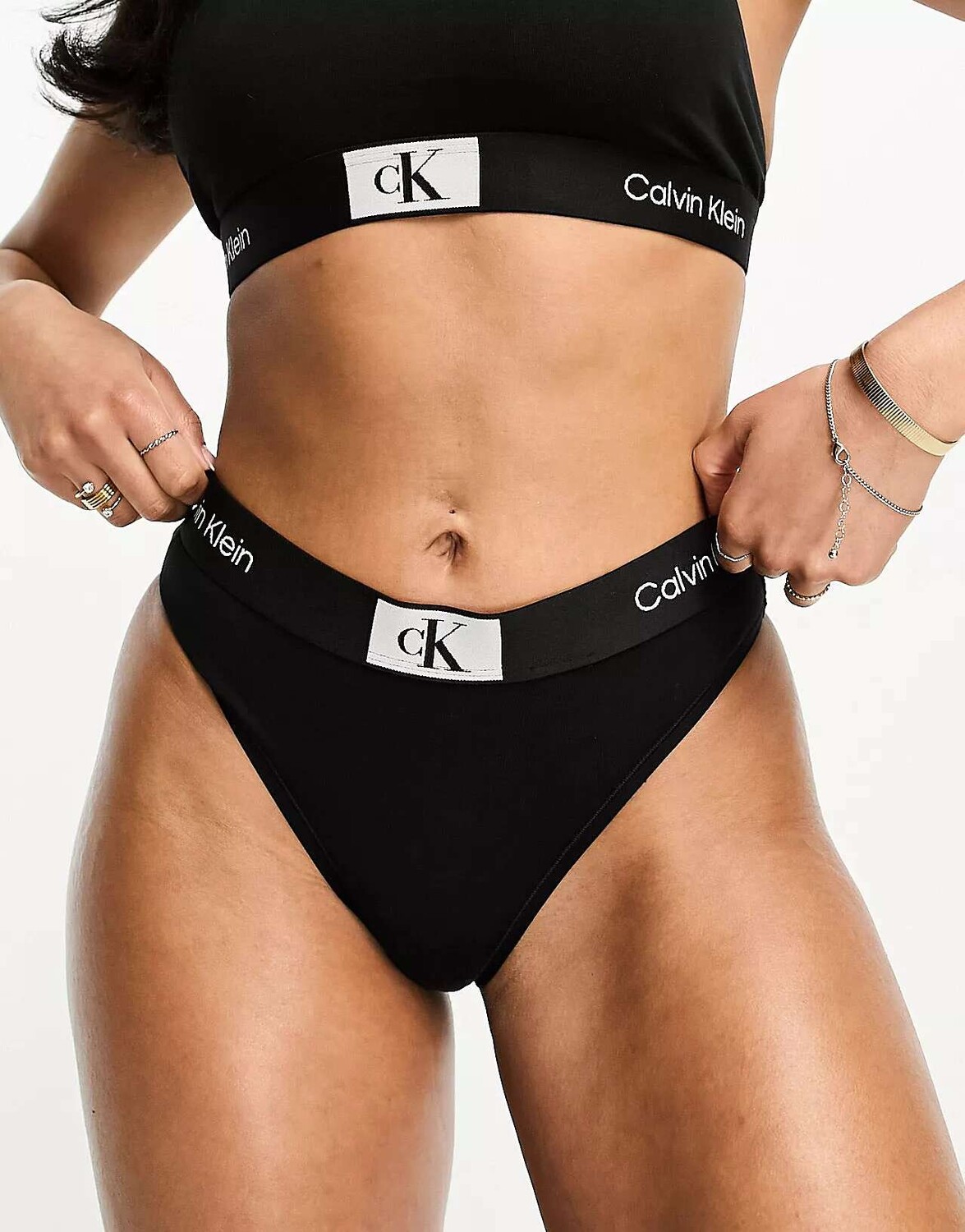 

Черные стринги Calvin Klein CK 96