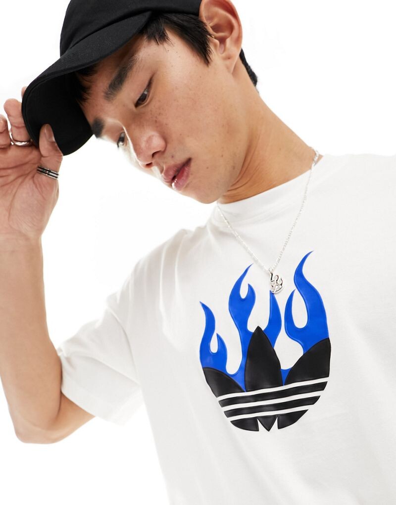 

Adidas Originals — белая футболка унисекс с горящим логотипом в виде трилистника
