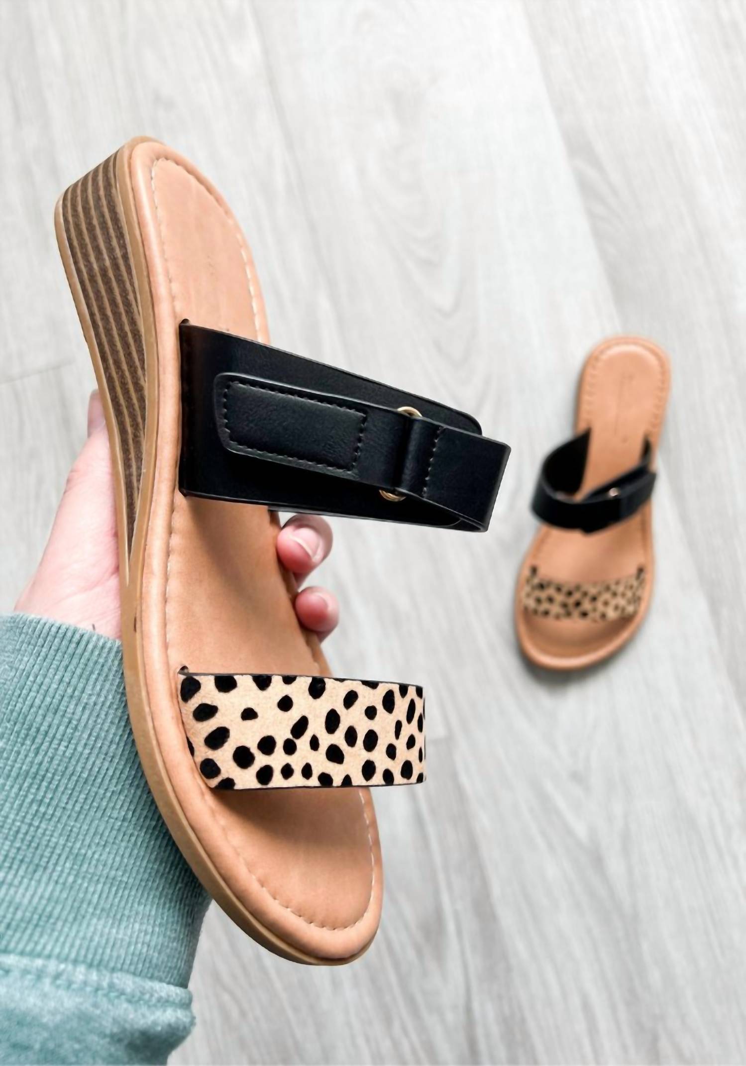 Сандалии с рисунком в виде животных OLEM, цвет patterned