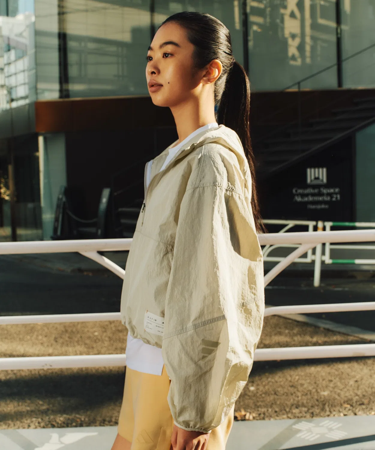 Куртка спортивная DAY//0 Woven Jacket Adidas бежевая — фото 3
