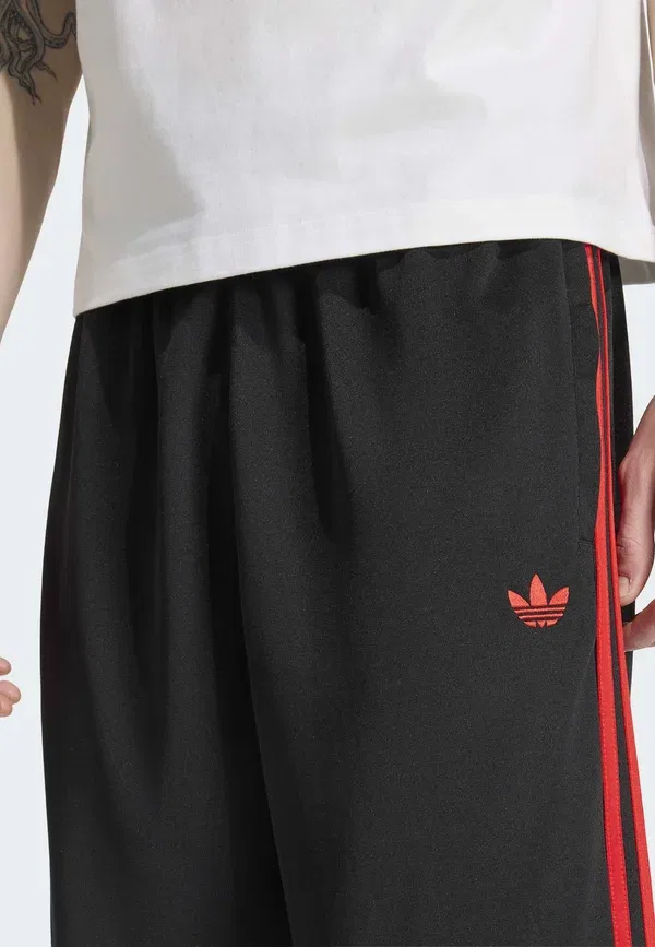 Спортивные штаны свободного кроя Adidas Originals, черный/ярко-красный — фото 4