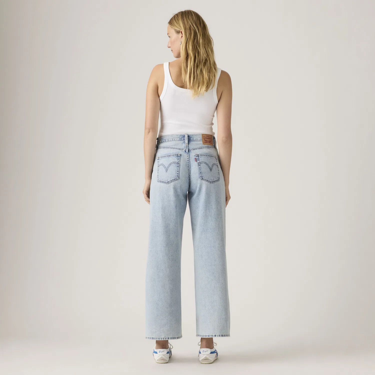 Женские джинсы средней длины, широкие, до щиколотки, легкие Levi's, Medium Wash — фото 3