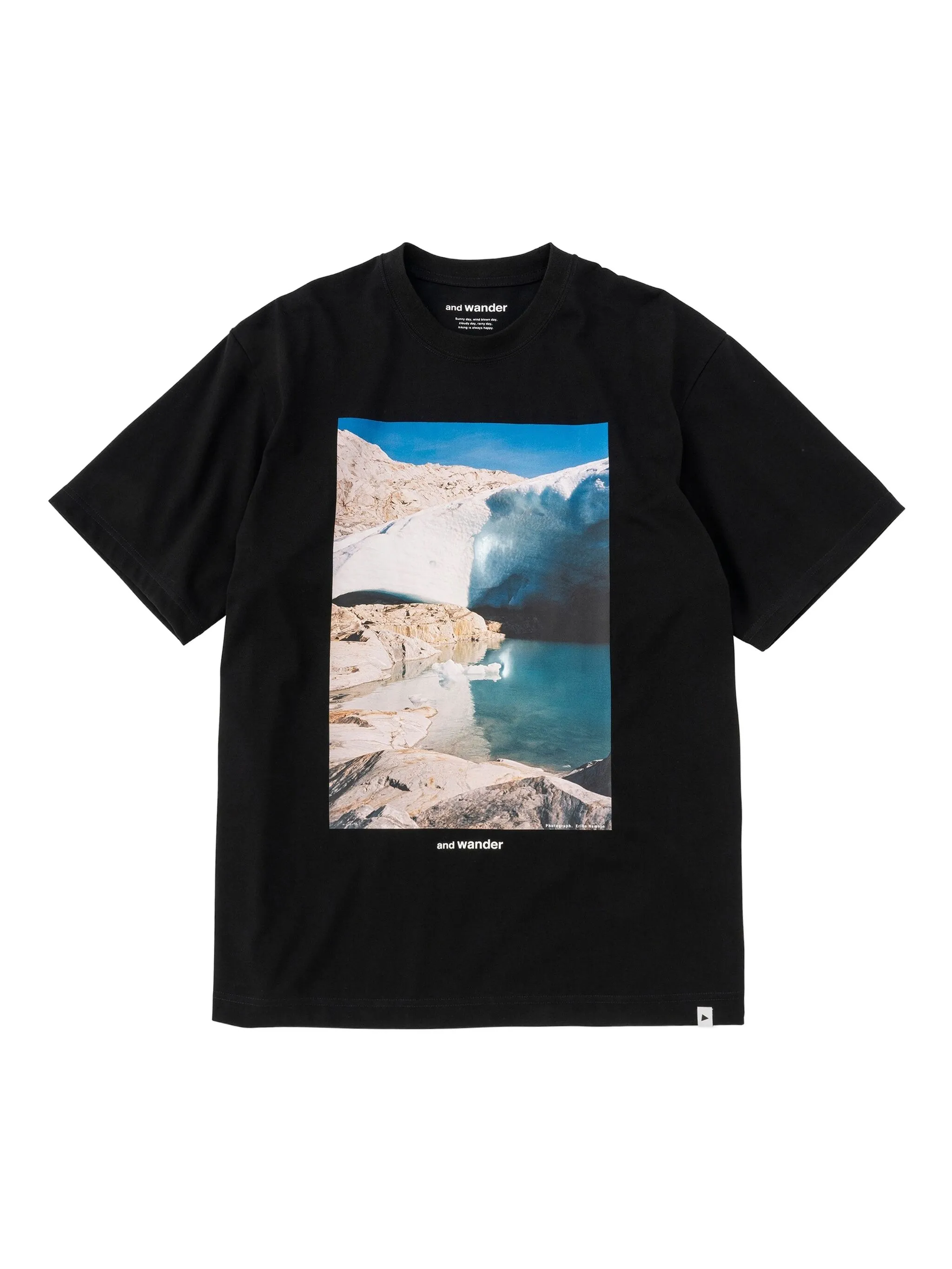 

Футболка с графичным принтом And Wander, черный