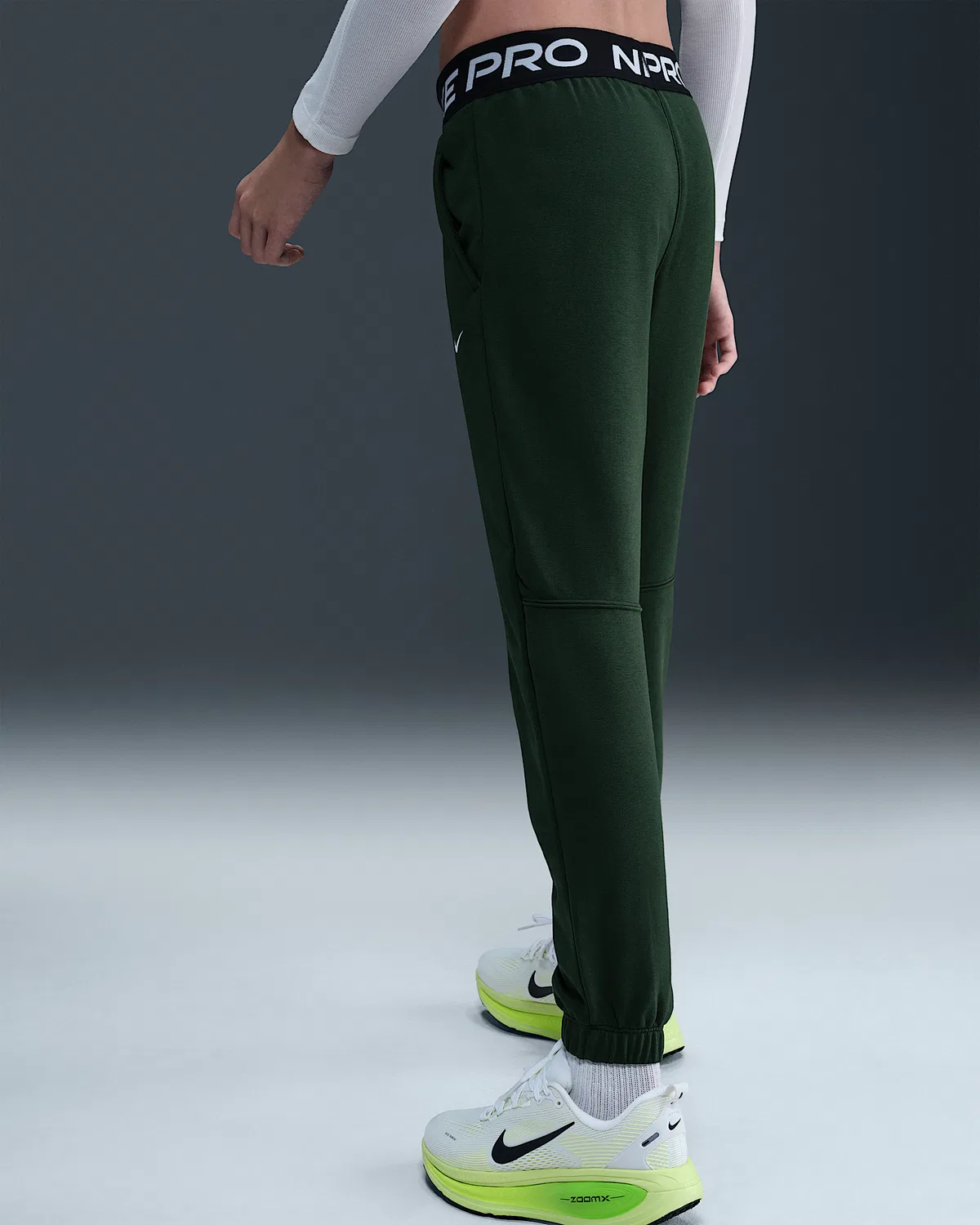 Детские (девчачьи) джоггеры Nike Pro Fleece Dri-FIT, Fir/Fir/Black/White — фото 3