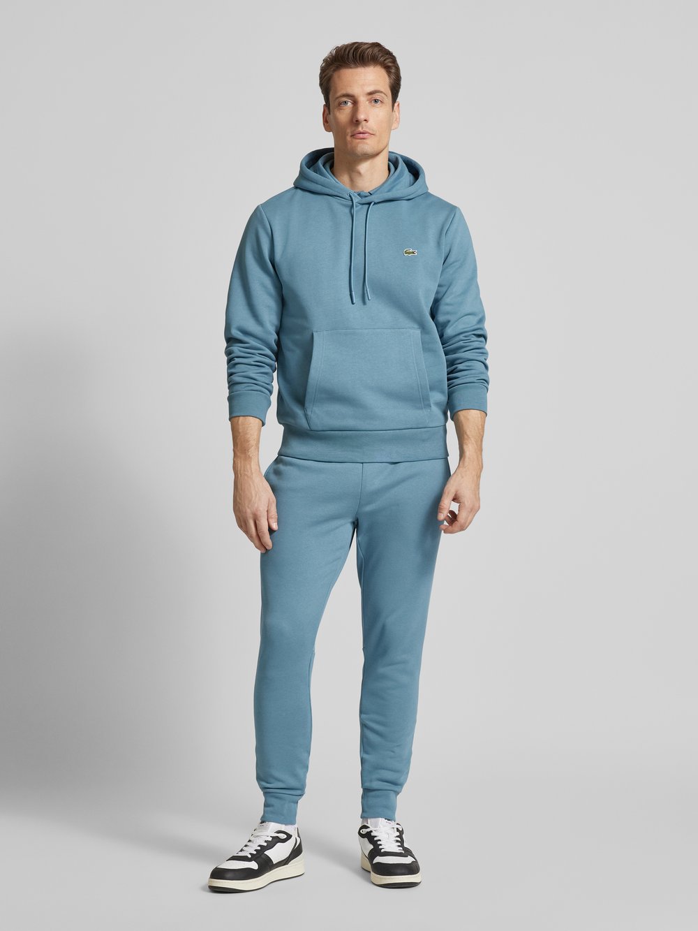 

Узкие спортивные брюки с этикеткой Lacoste