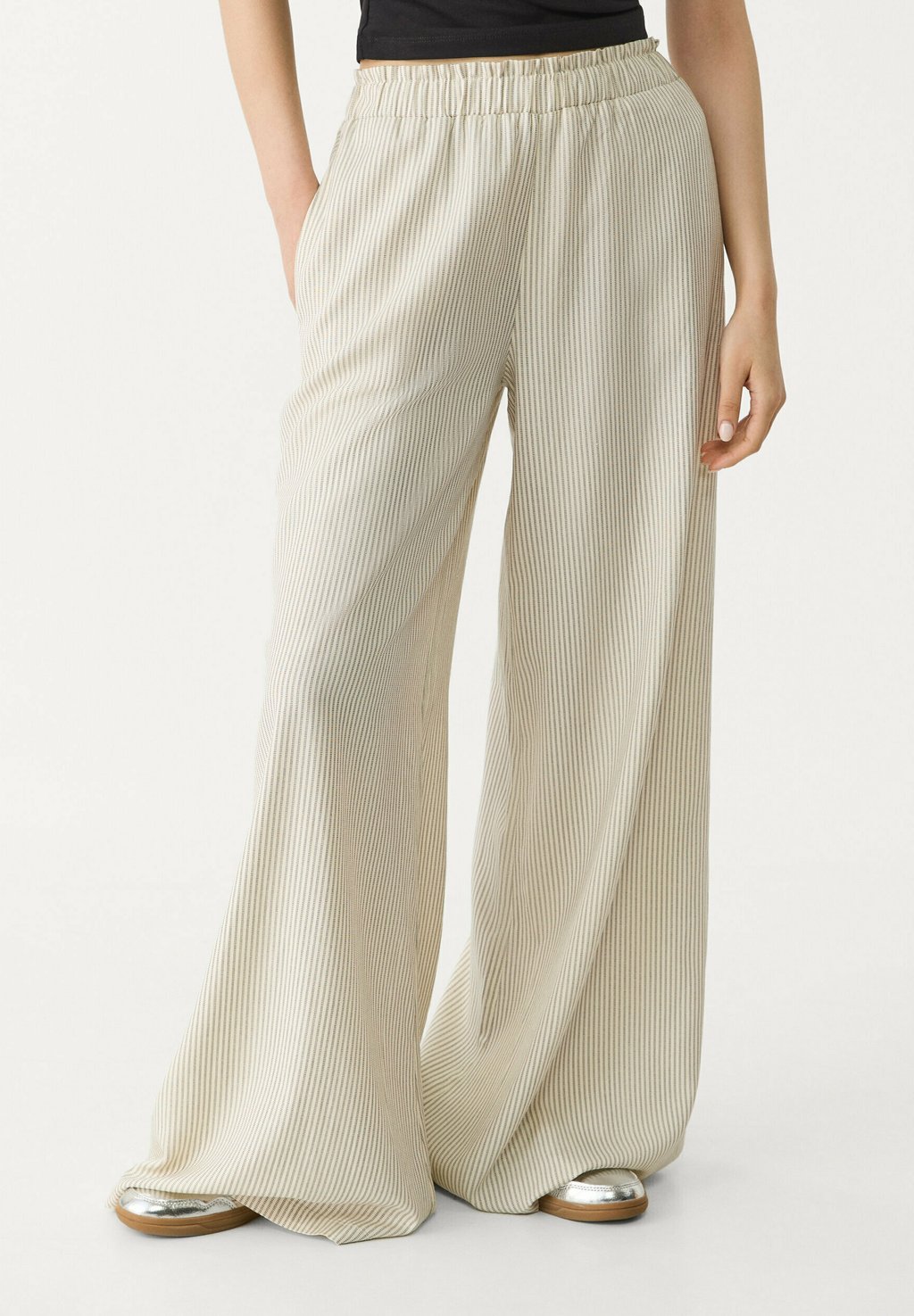 

Брюки FLOWING BLEND PALAZZO Stradivarius, черный