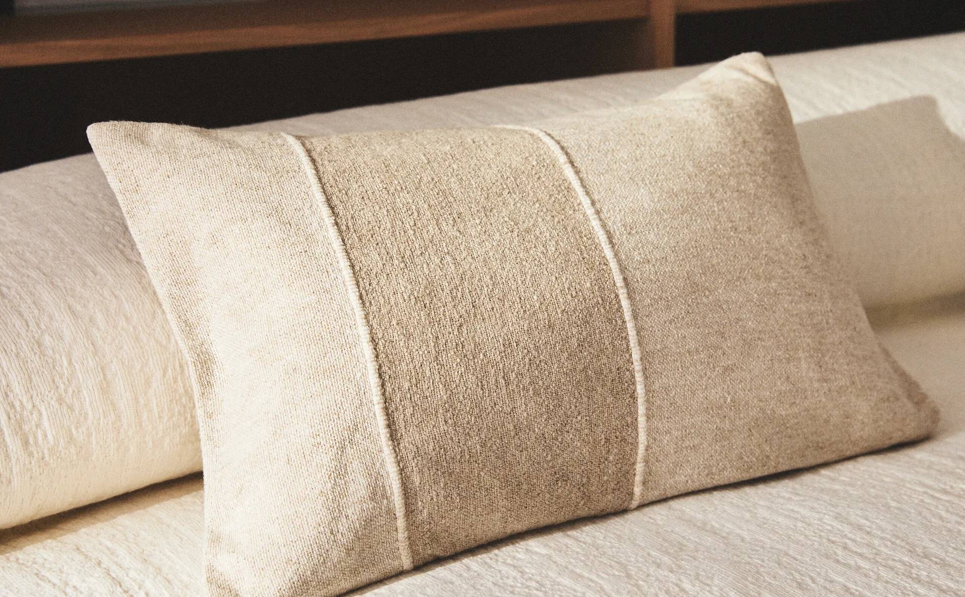 

Чехол на подушку с вышивкой Zara Home, светло-бежевый