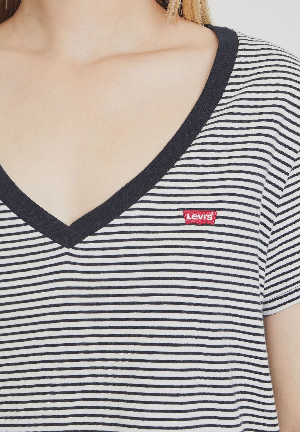 Женская футболка в полоску с V-образным вырезом и нашивкой-логотипом Levi's, черный — фото 3