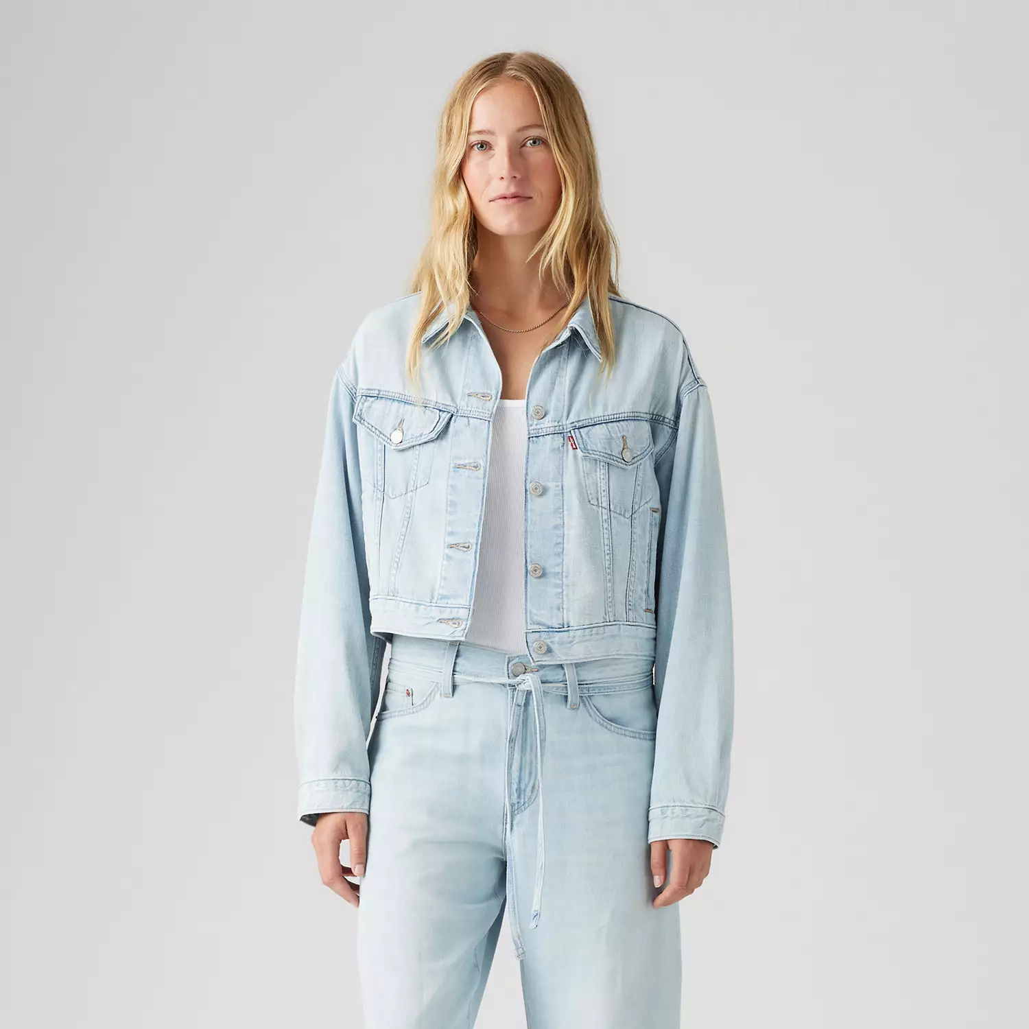 Укороченная куртка Trucker из льна и денима в стиле 90-х годов Levi's, цвет Luxury Trip Trucker - Light Wash — фото 2