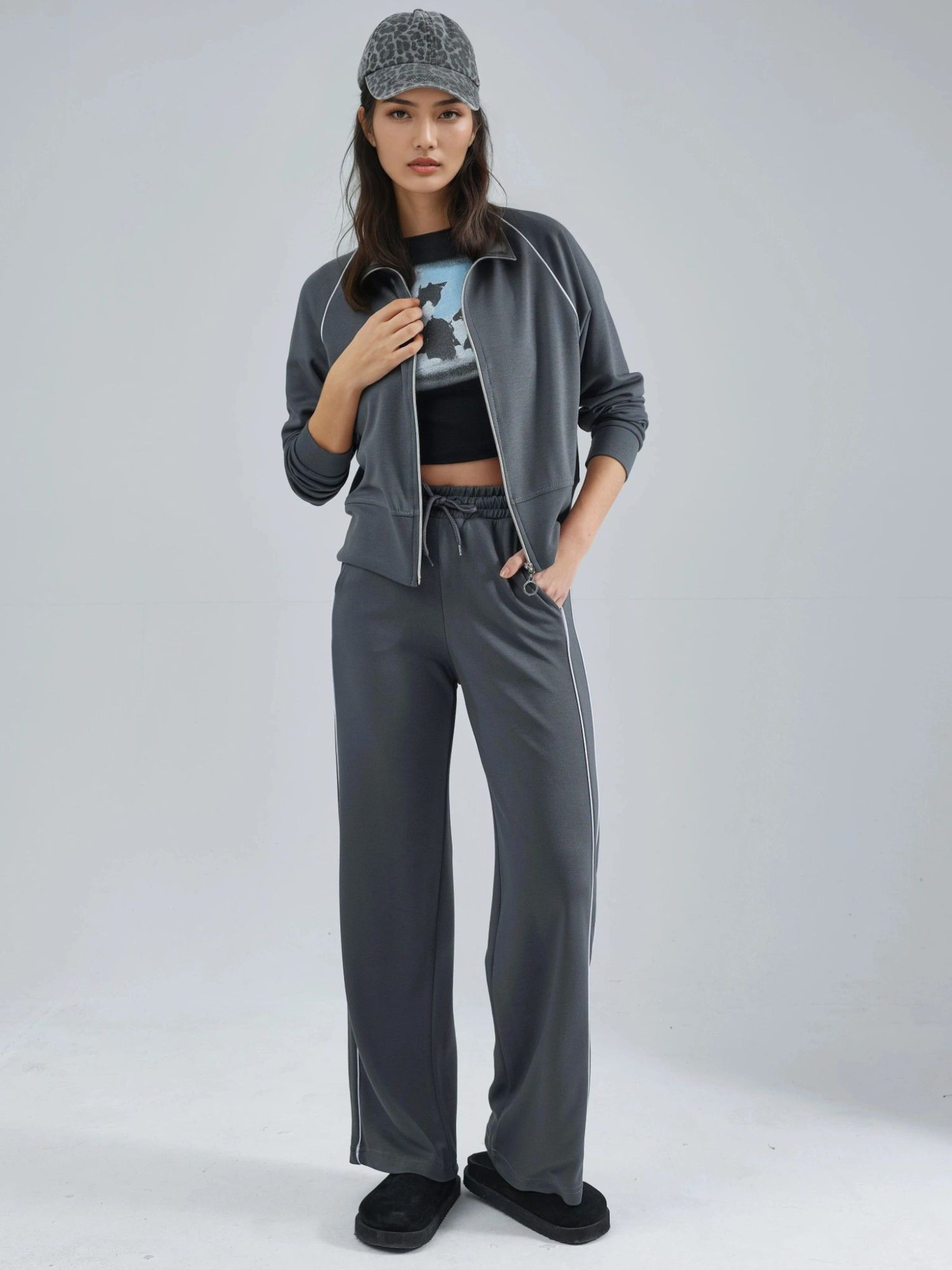 

Hiccup Спортивный костюм в сером цвете