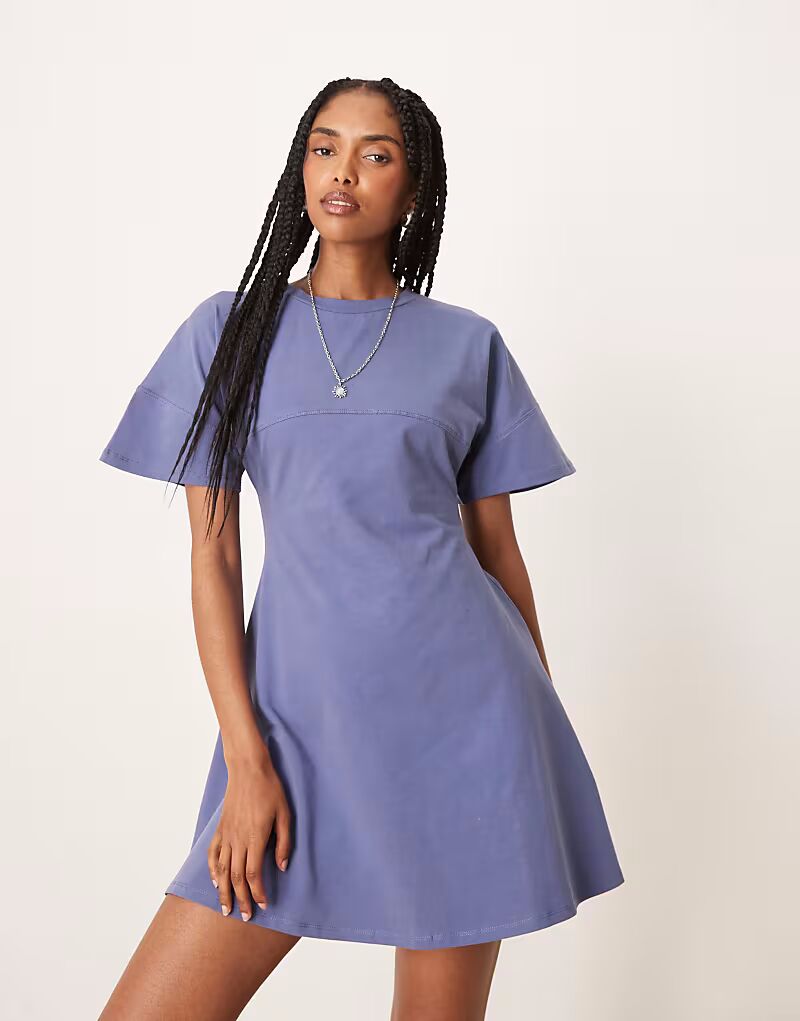 

ASOS DESIGN приталенное мини-платье с короткими рукавами и декоративными швами синего цвета