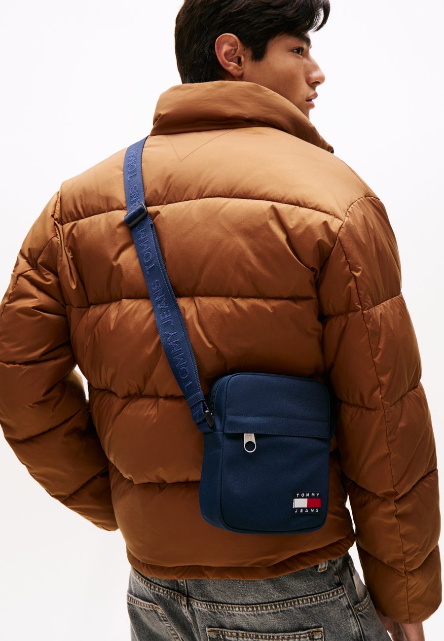 

Сумка кросс-боди Tommy Jeans ESS DAILY REPORTER, Dark Night Navy/Dark Blue