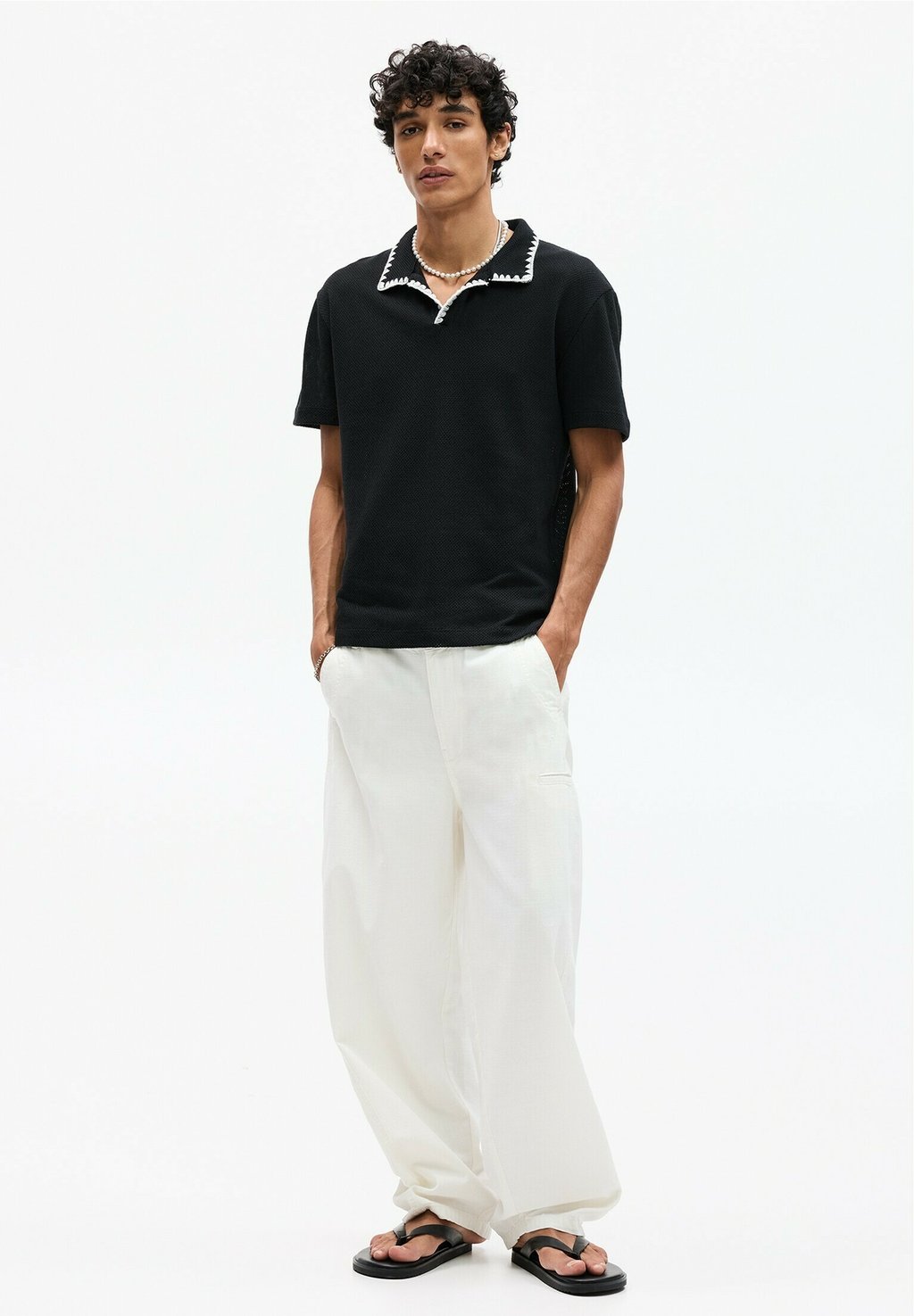 

Рубашка поло TEXTURED WITH CONTRAST SEAMS PULL&BEAR, черный
