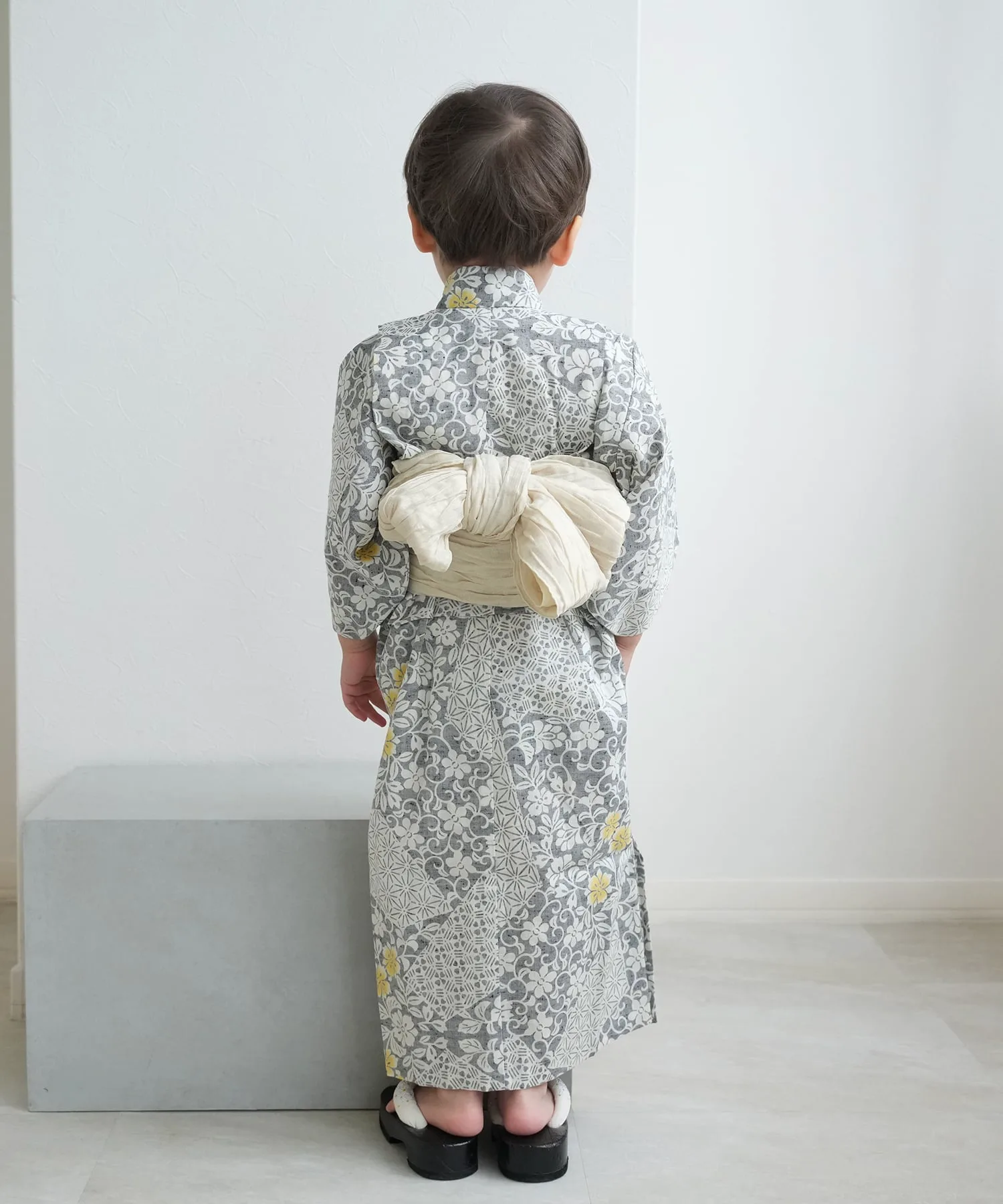 Детский комплект юката (K) из 3 предметов, традиционная ручная окраска, сделано в Японии, ретро-стиль, серый, для мальчиков. Utatane, Gray — фото 4