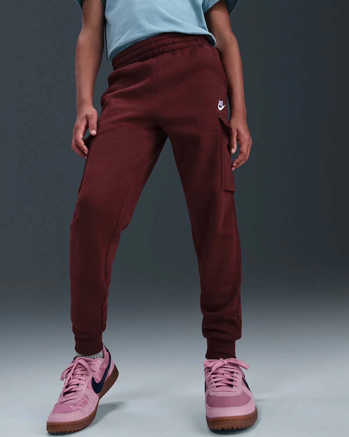 Детские карго-штаны Nike Sportswear Club Fleece, Dark Team Red/Dark Team Red/White — фото 2
