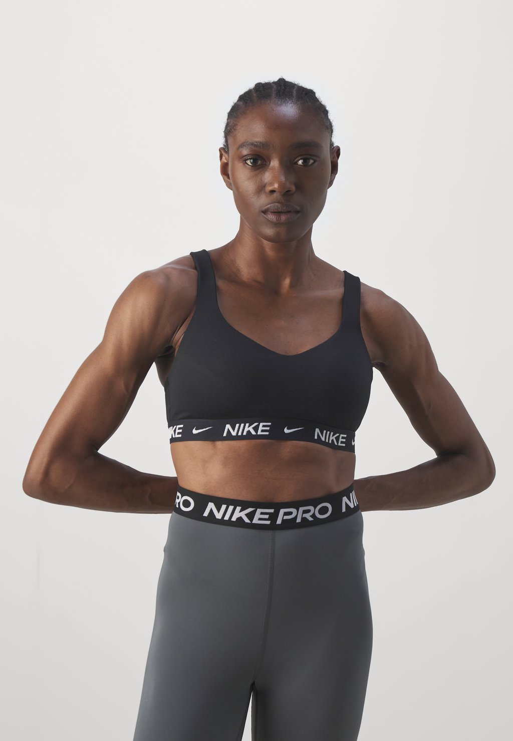 Спортивный бюстгальтер с высокой поддержкой INDY BRA Nike Performance, черный — фото 3