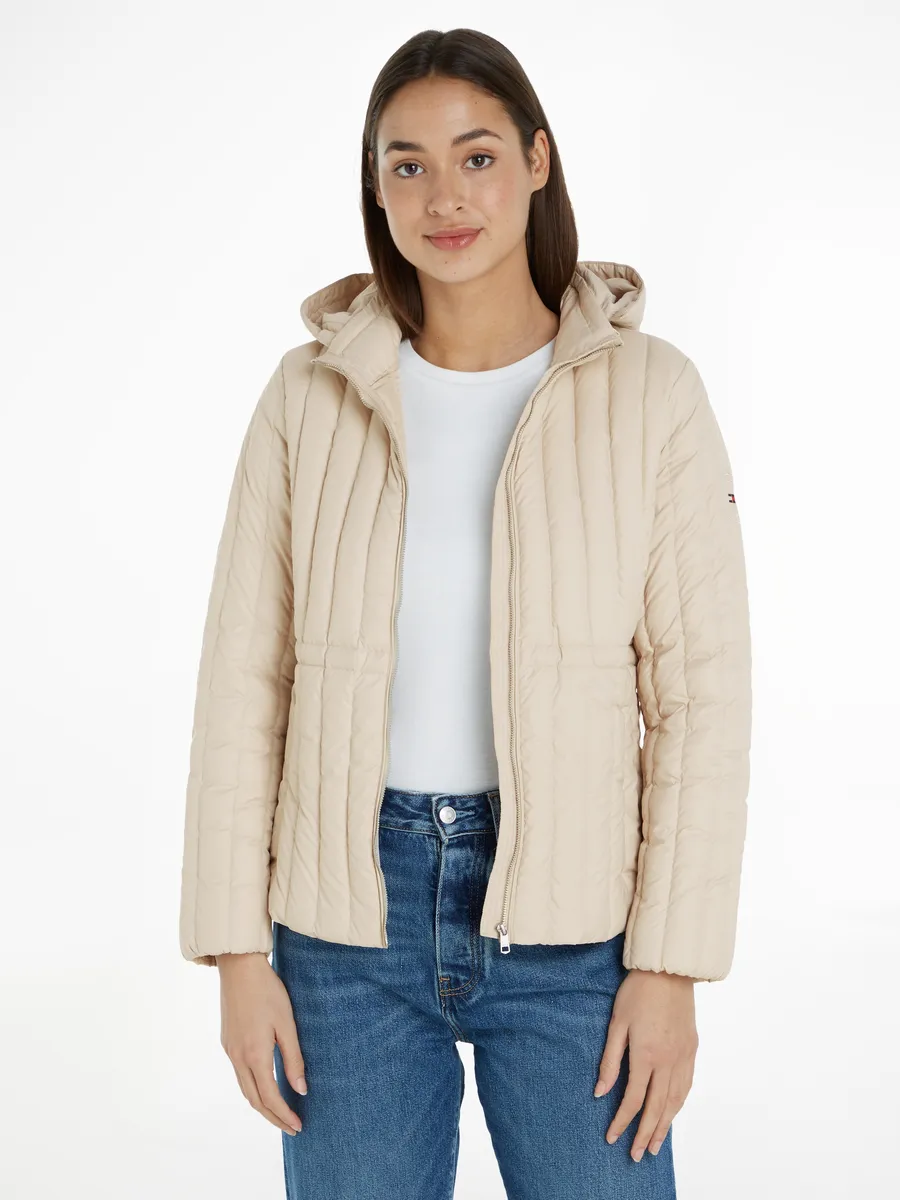 

Пуховик Tommy Hilfiger "FEMININE LW DOWN JACKET", с капюшоном, с вышивкой логотипа, бежевый