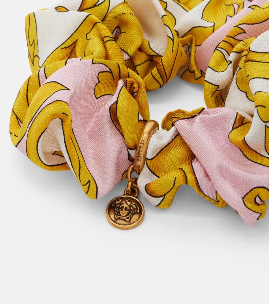 Шелковая резинка для волос с принтом Медузы Versace, розовый — фото 2