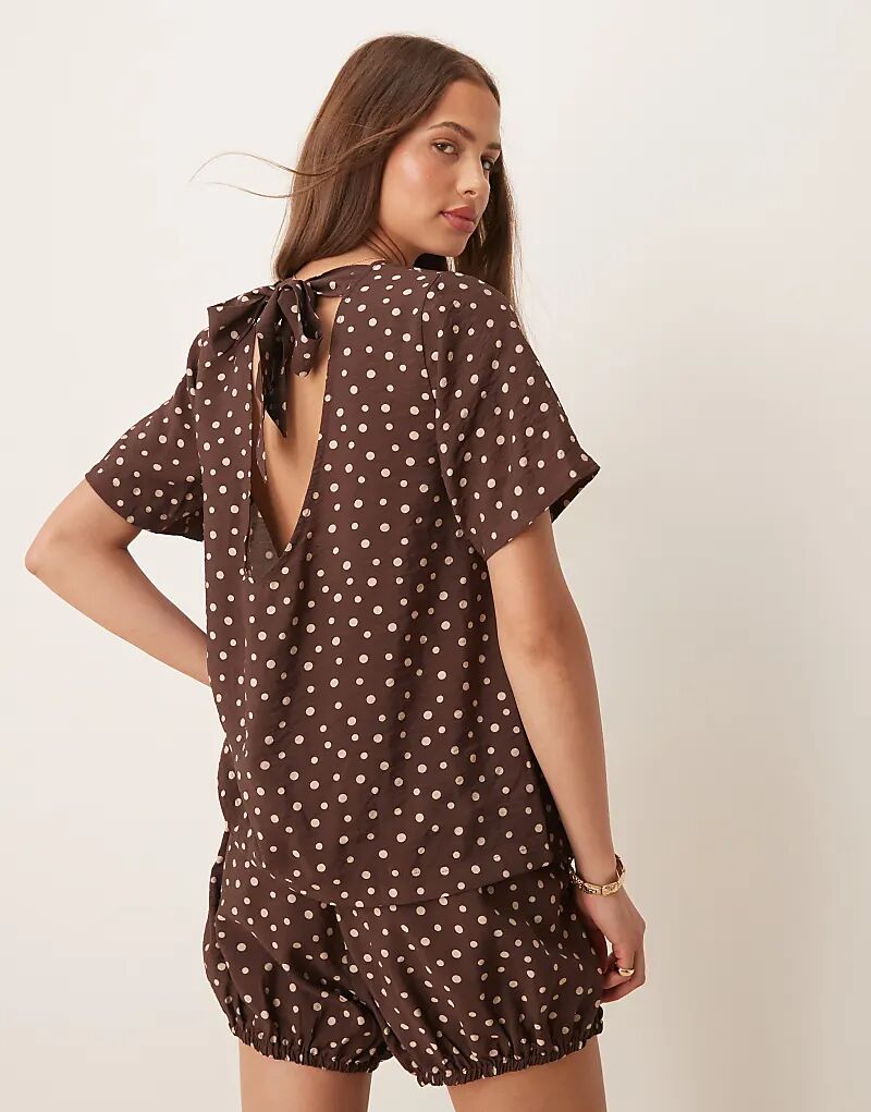 

Топ с открытой спиной и завязкой ASOS DESIGN в коричневых горошинах