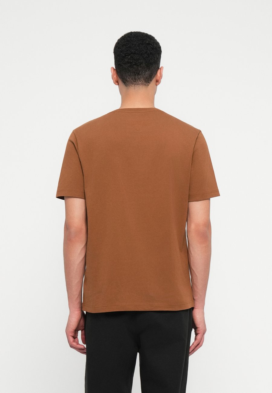Футболка Tommy Hilfiger BRAND LOVE BIG TEE, Highland Khaki/Brown — фото 3