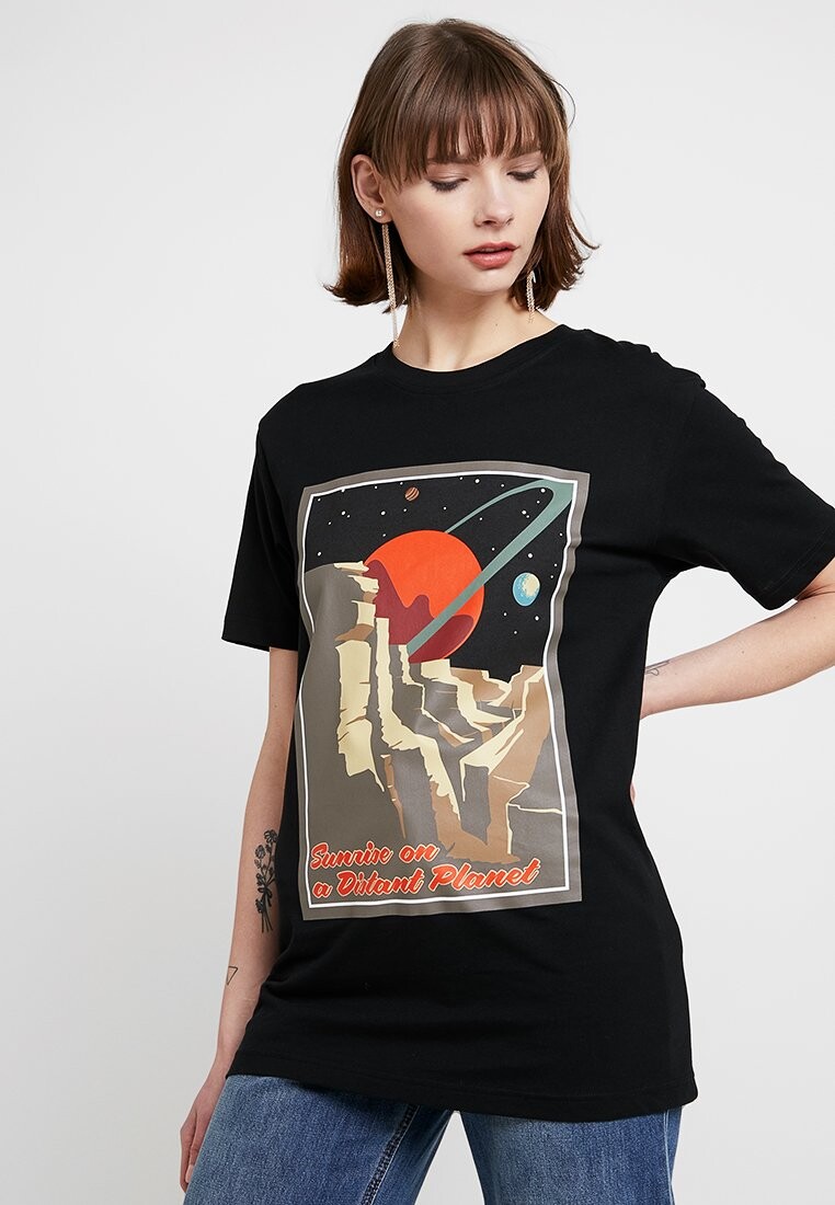 

Футболка с принтом LADIES DISTANT PLANET TEE Mister Tee, черный