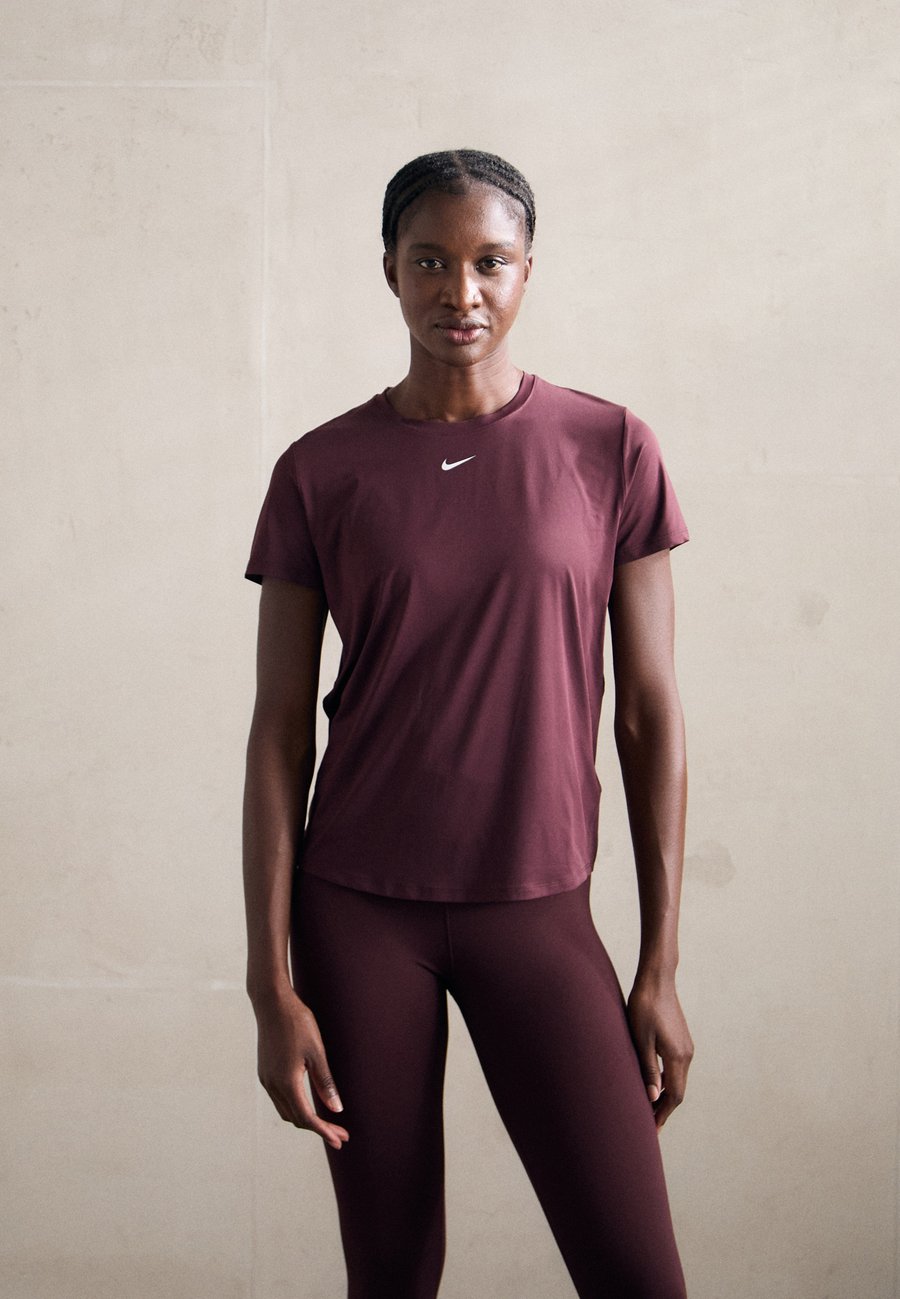 

Спортивная футболка Nike Performance ONE CLASSIC TOP, Burgundy Crush/Bordeaux