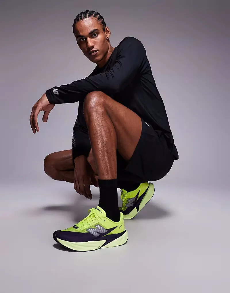 Мужские беговые кроссовки New Balance Fuelcell Rebel v5 неоново-зеленого и черного цвета
