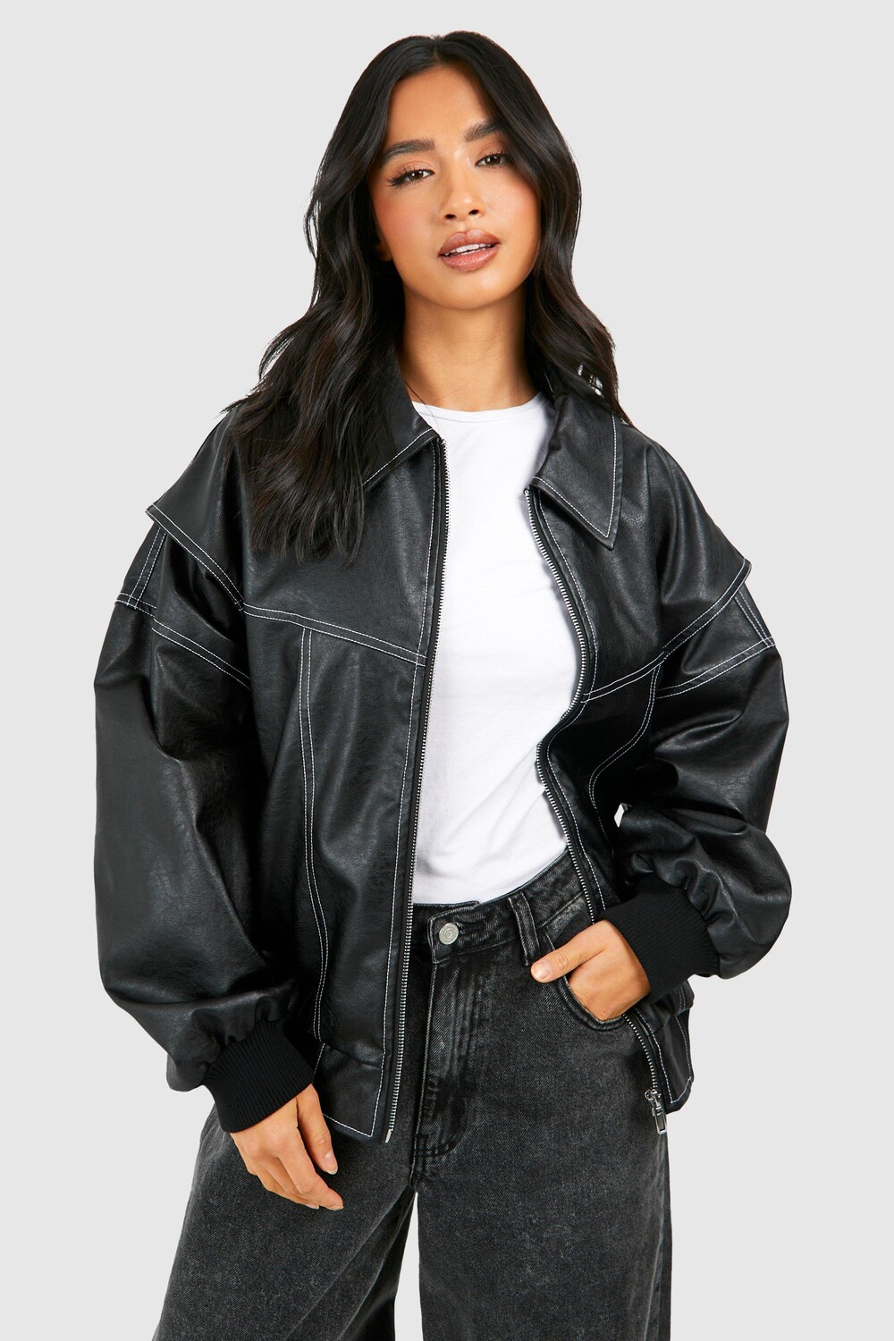 

Объемный бомбер Petite из искусственной кожи с контрастной строчкой boohoo, черный