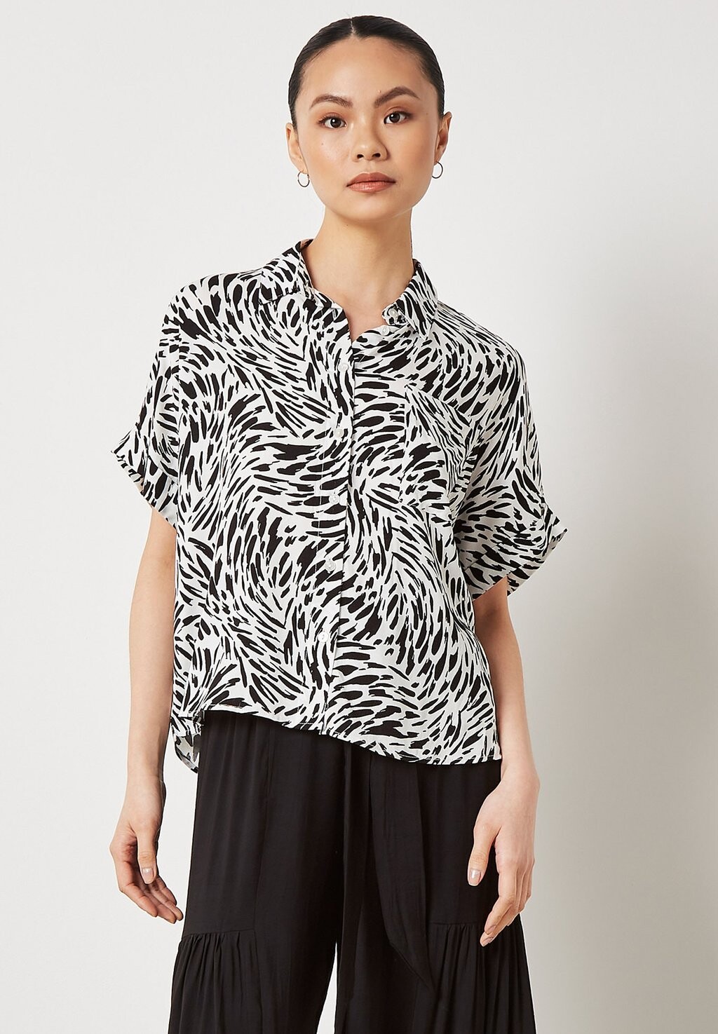 

Блузка на пуговицах SHORT SLEEVE Apricot, цвет Mottled Black