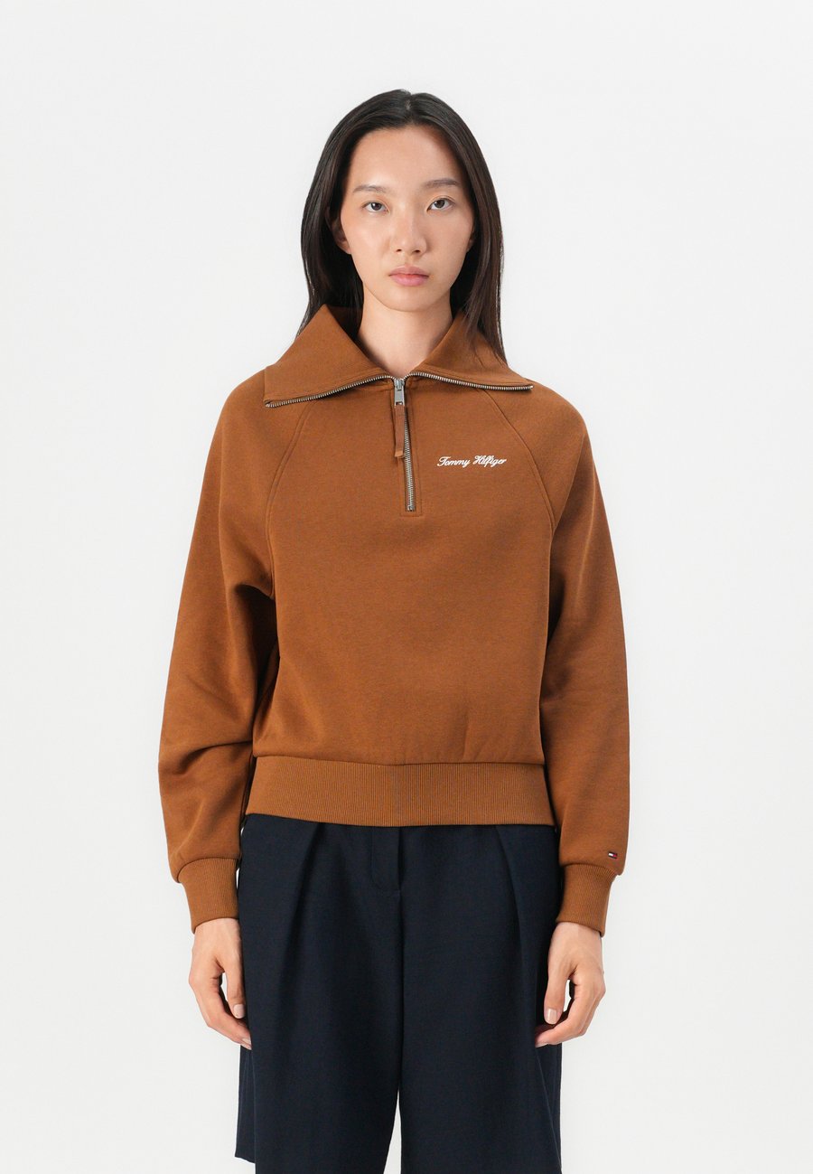 

Толстовка Tommy Hilfiger CLASSIC SCRIPT HALF-ZIP, Highland Khaki/Brown