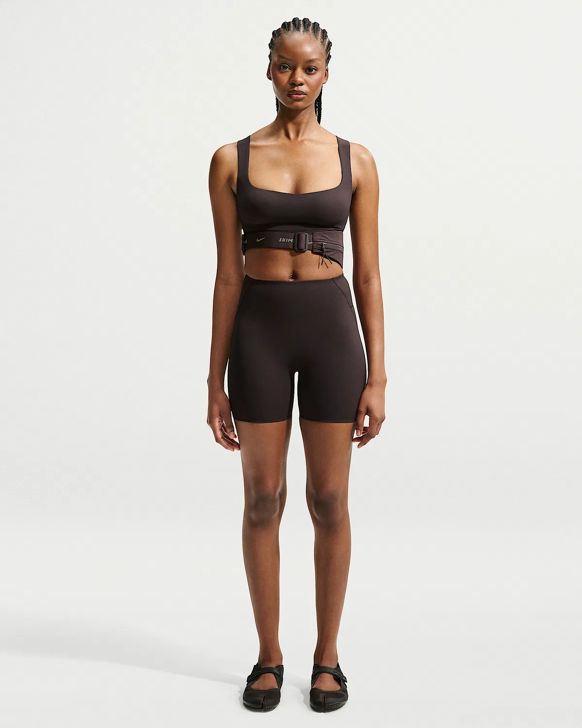Женский бюстгальтер NikeSKIMS Studio Stretch с квадратным вырезом, NSKM Dark Roast/NSKM Dark Roast — фото 4