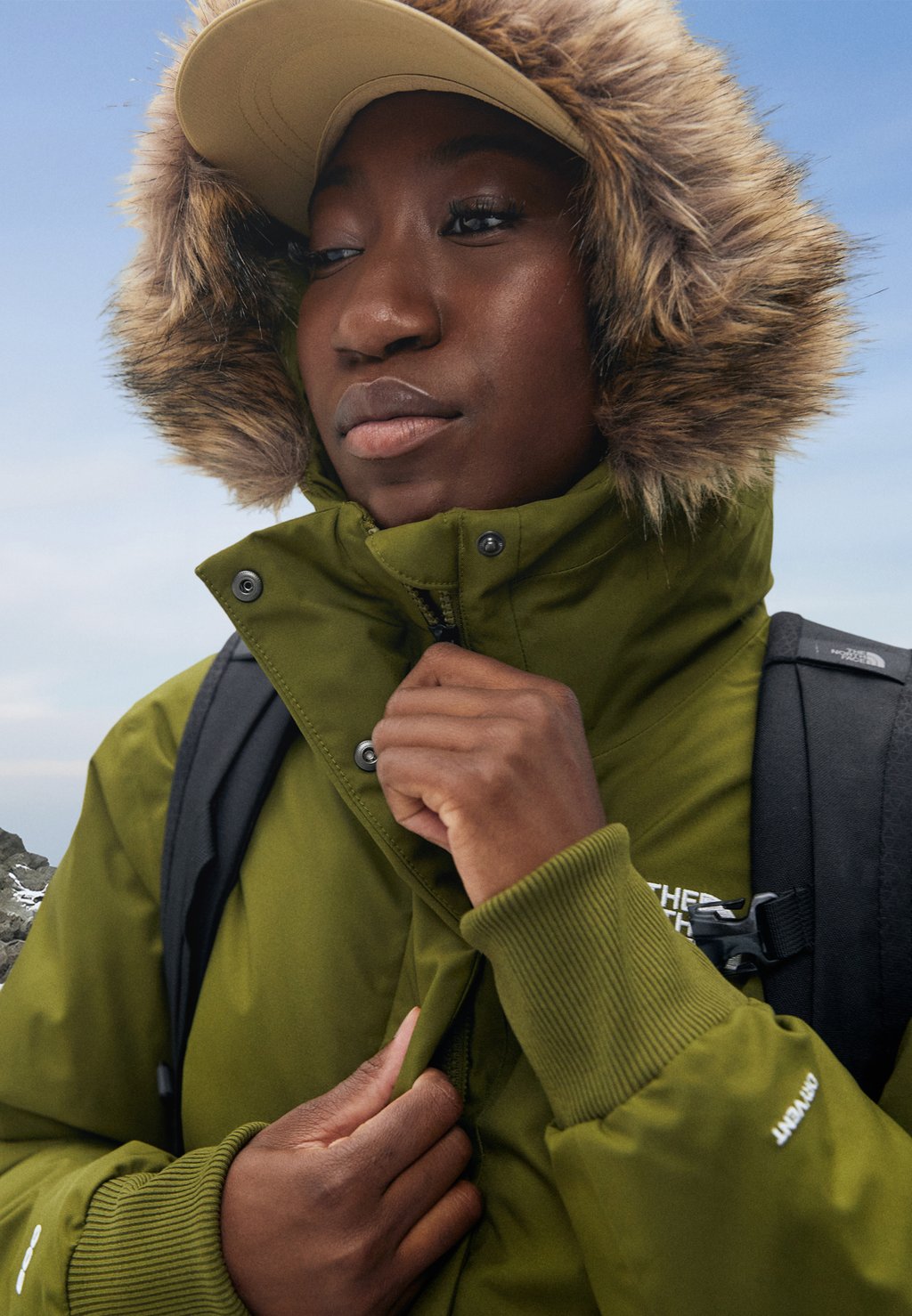 

Пуховик ARCTIC BOMBER The North Face, оливковый