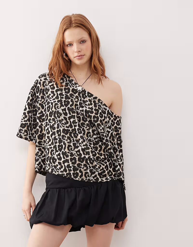 

Футболка ASOS DESIGN с короткими рукавами и открытыми плечами, жаккардовая, с леопардовым принтом