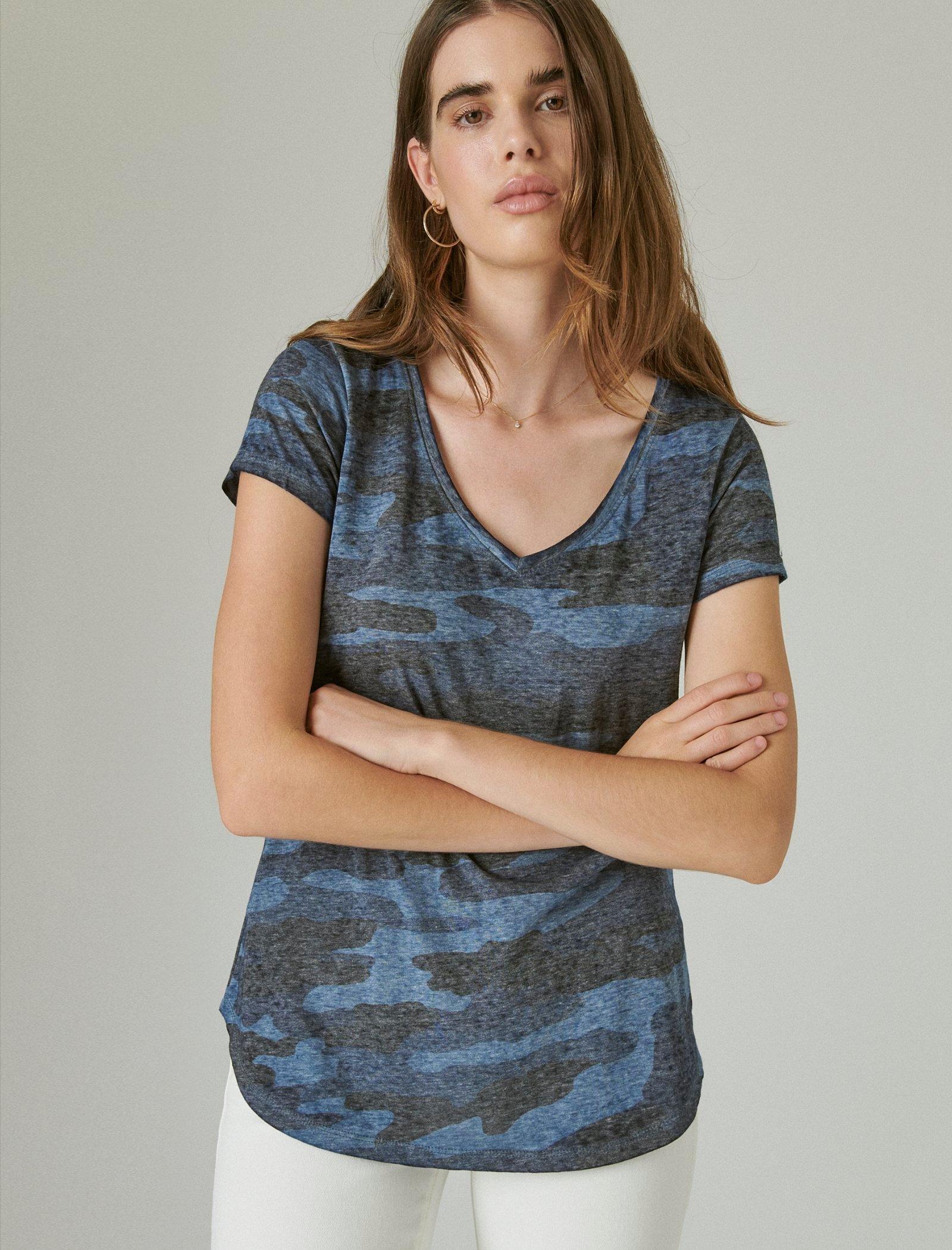 

Женская футболка Lucky Brand с V-образным вырезом и камуфляжным принтом, синий