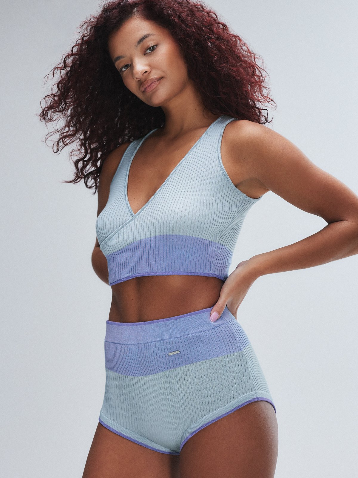 

Укороченный топ Savage X Fenty Featherweight Knit Faux Wrap, цвет Wisteria Purple/Charmer Blue