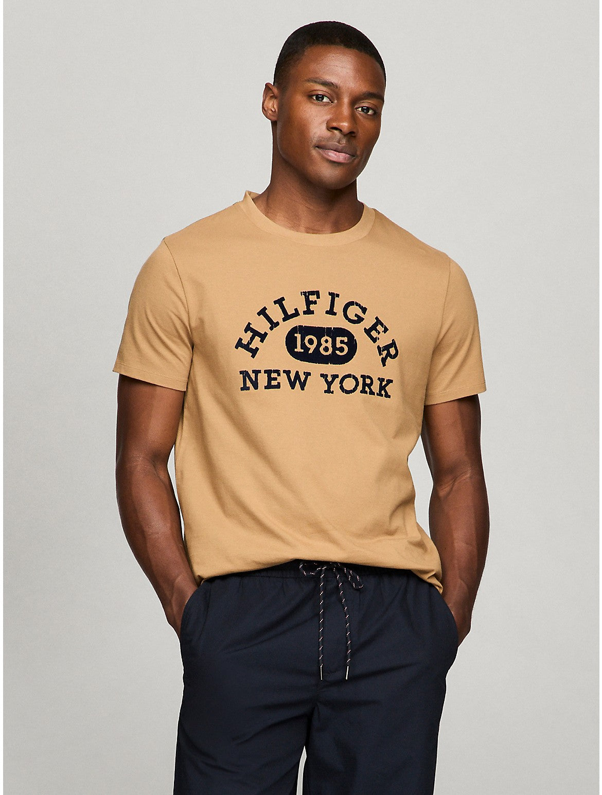 

Мужская футболка Tommy Hilfiger Varsity Monotype с логотипом, цвет pinecone tan