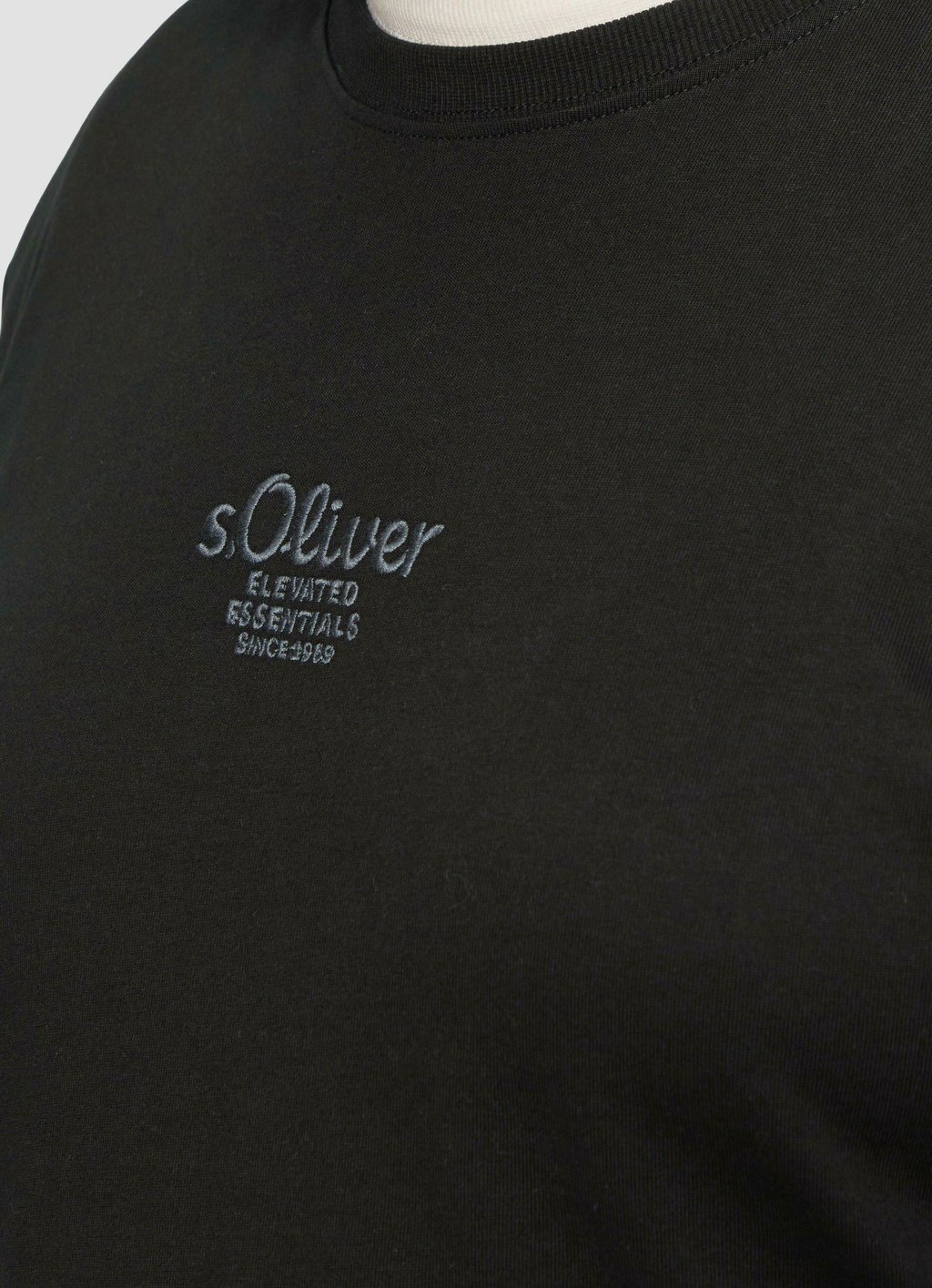 

Топ с длинными рукавами MIT LOGO-STICKEREI s.Oliver, черный