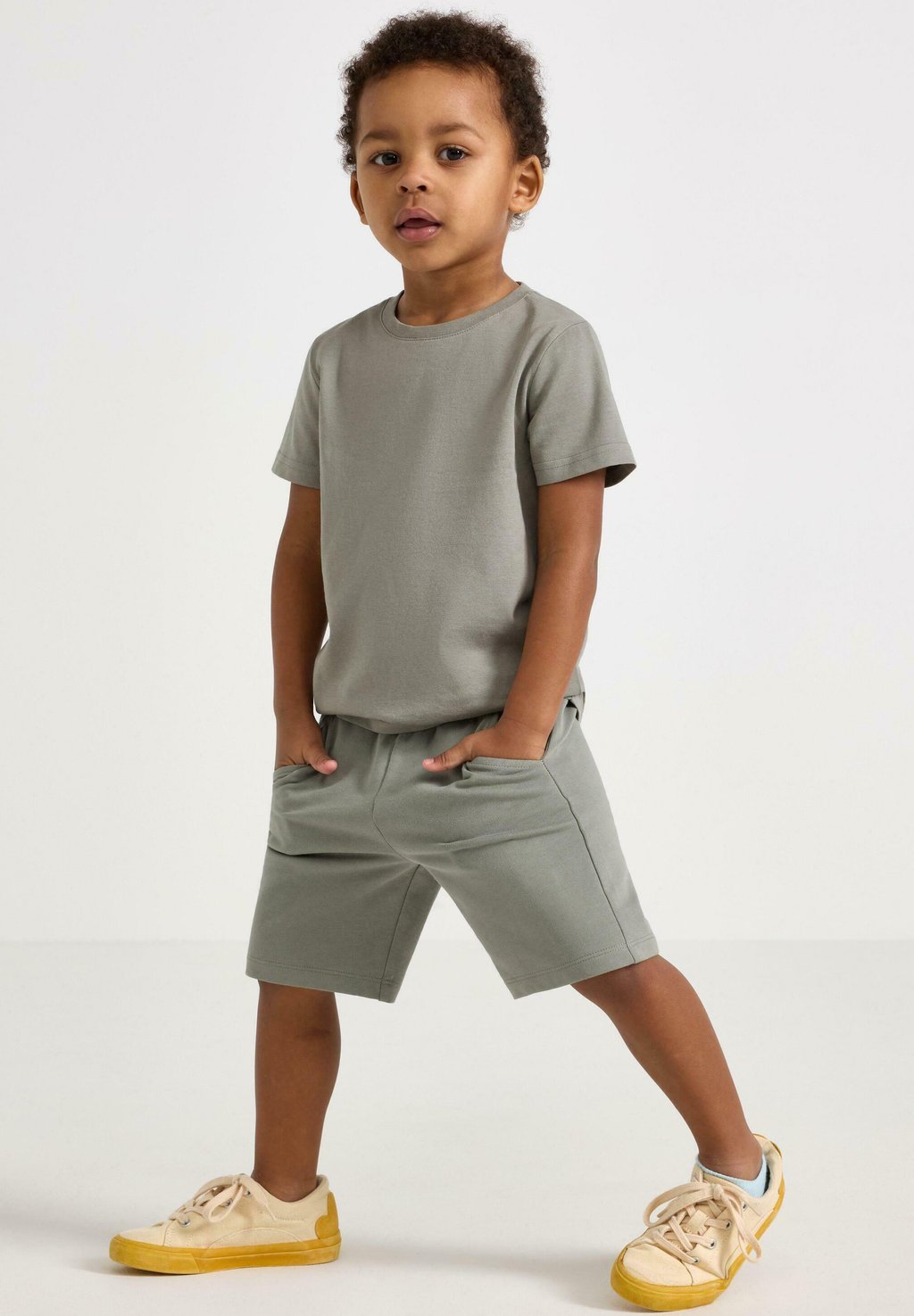 

Шорты Pantaloni sportivi Lindex, светло-зеленый