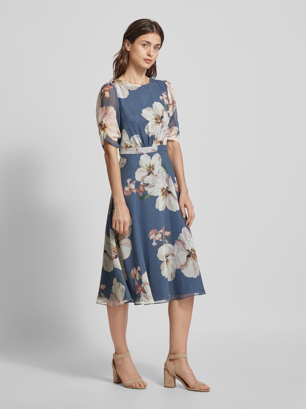 

Коктейльное платье с цветочным узором Swing