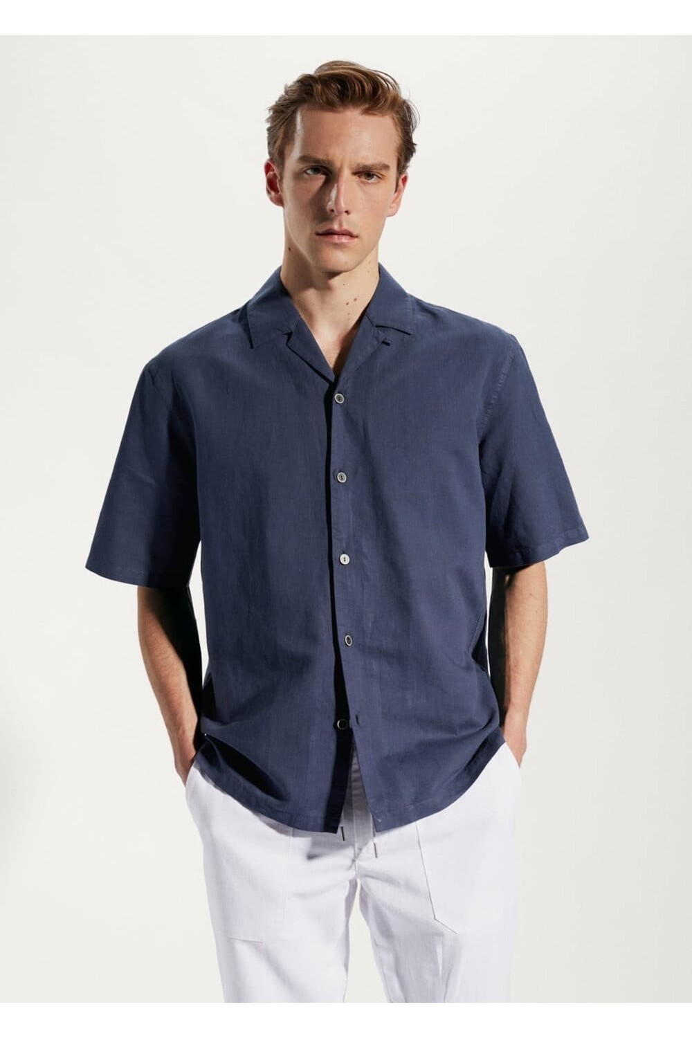 

Хлопково-льняная рубашка с воротником для боулинга Mango, темно-синий
